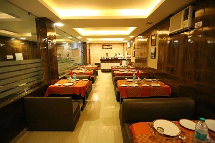 Restaurant/places to eat in Hotel Maharaja Inn by Geetanjali Hotels