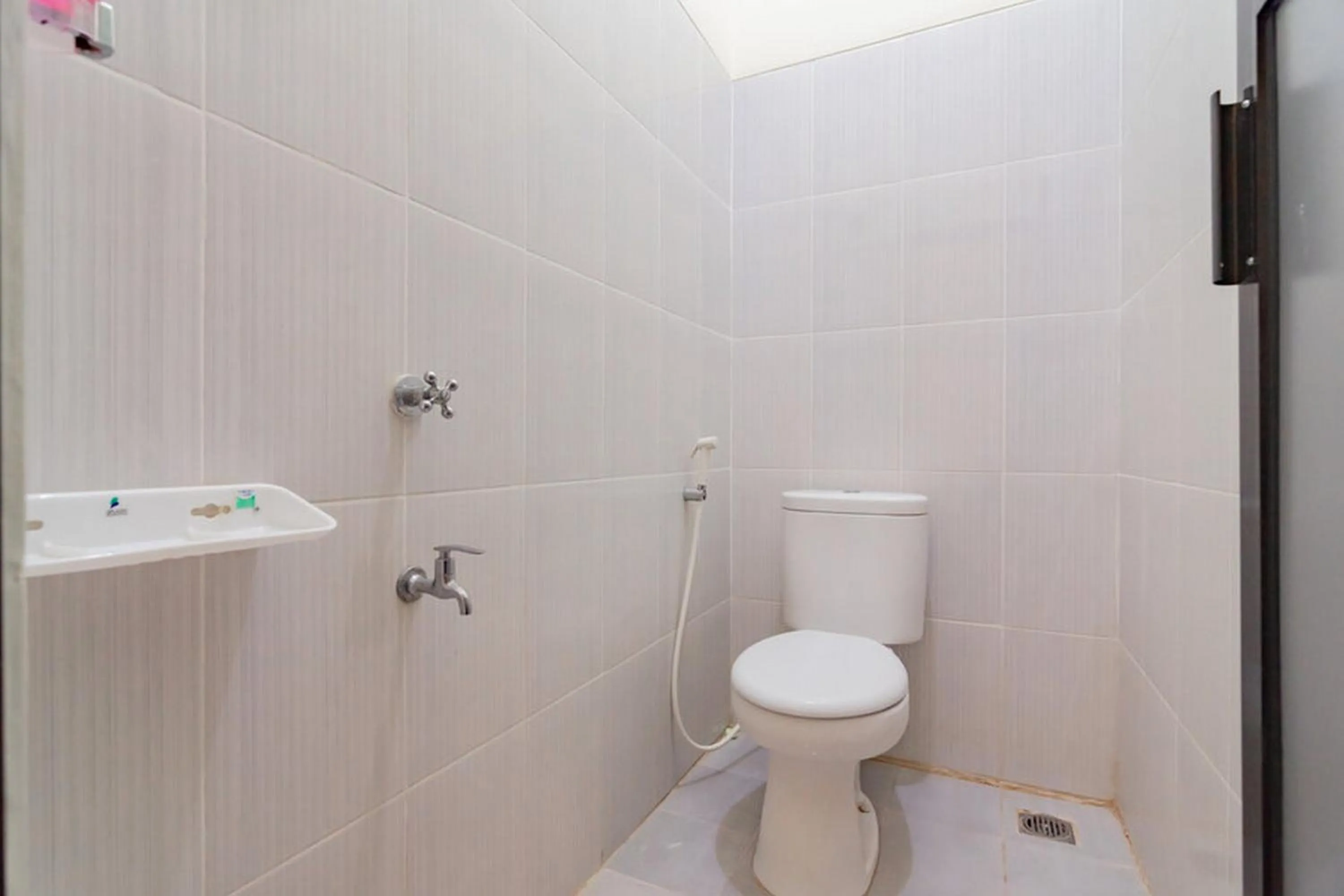 Bathroom in RedDoorz near Arka Sepinggan Airport Balikpapan