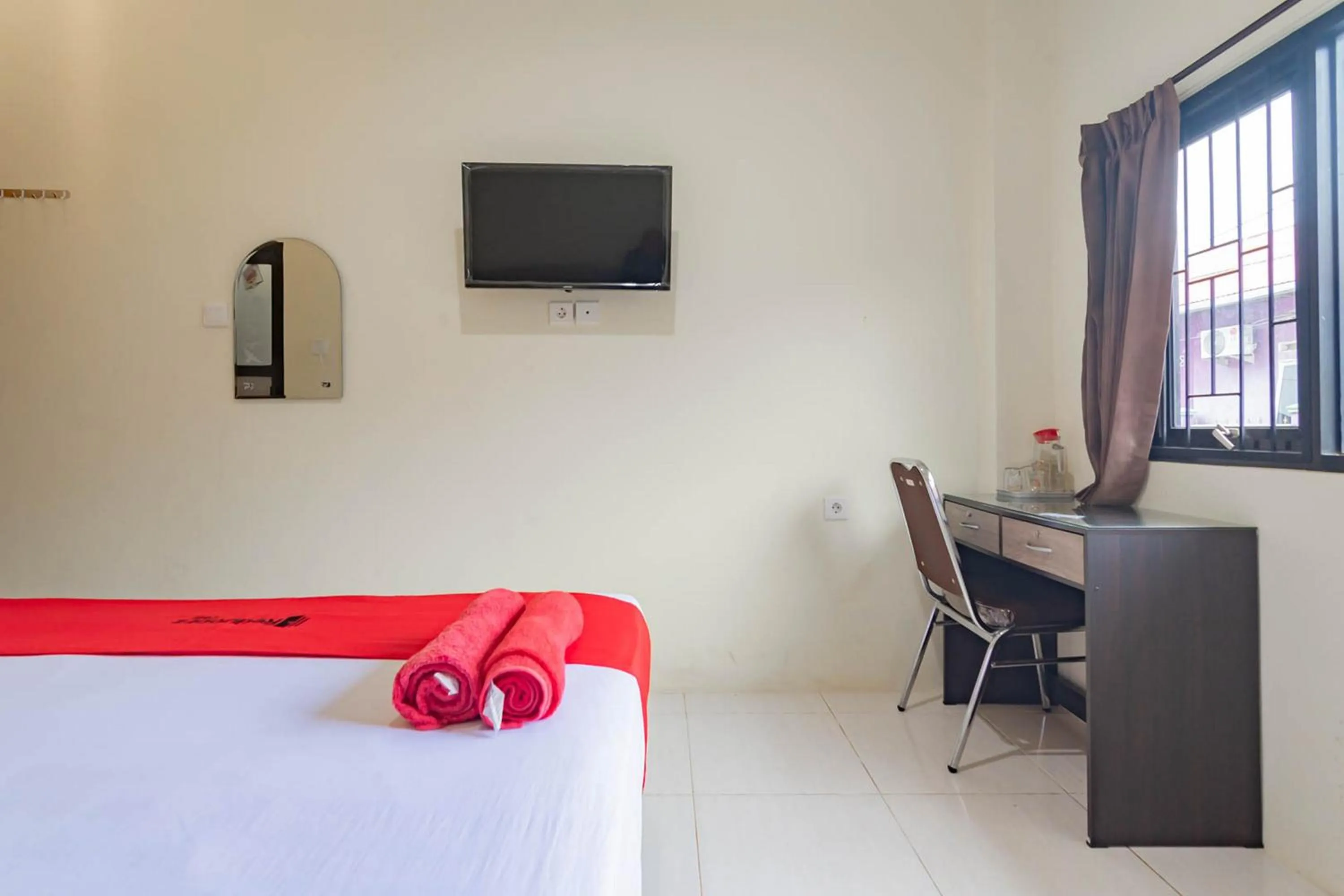 Bedroom, Bed in RedDoorz near Arka Sepinggan Airport Balikpapan