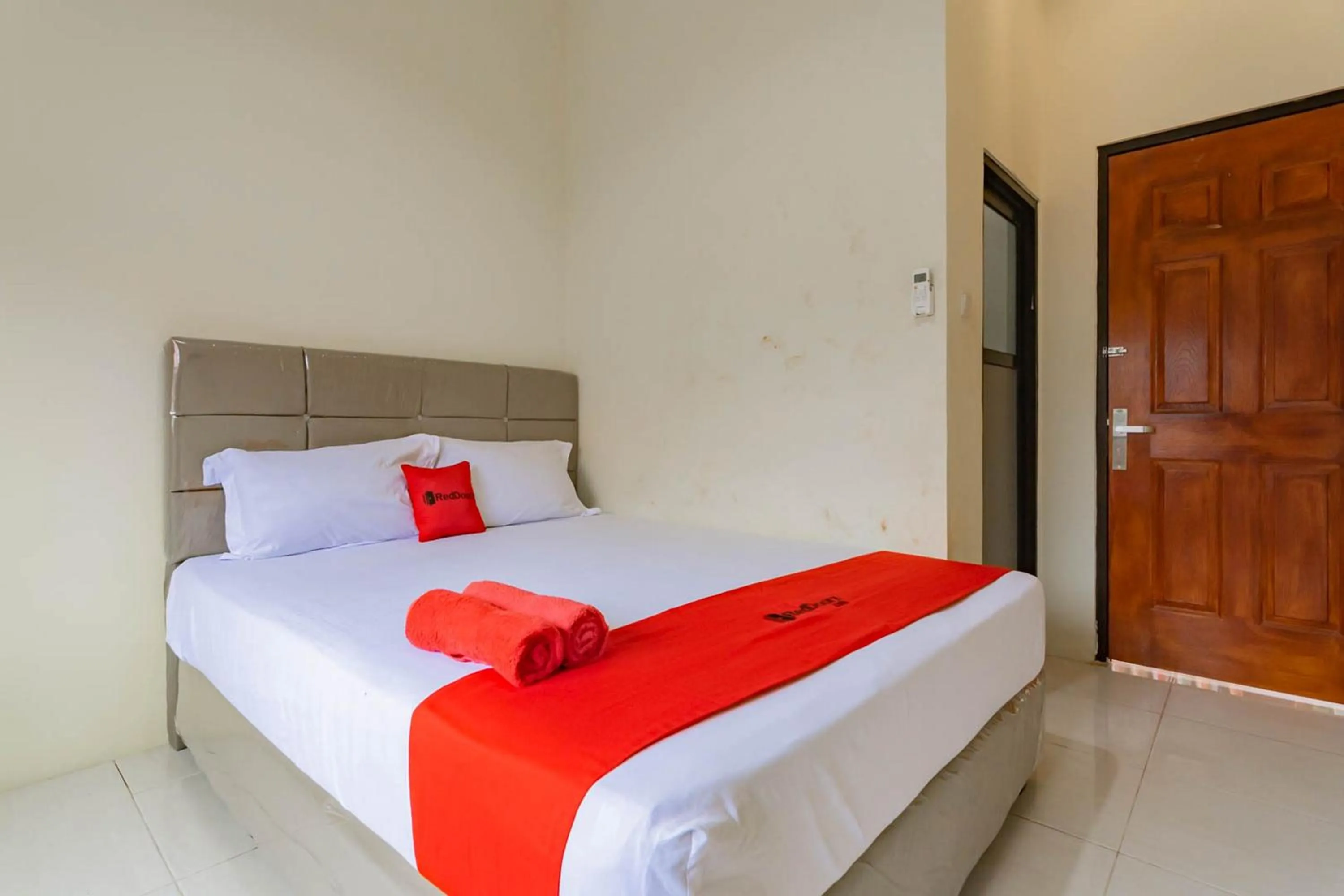 Bedroom, Bed in RedDoorz near Arka Sepinggan Airport Balikpapan