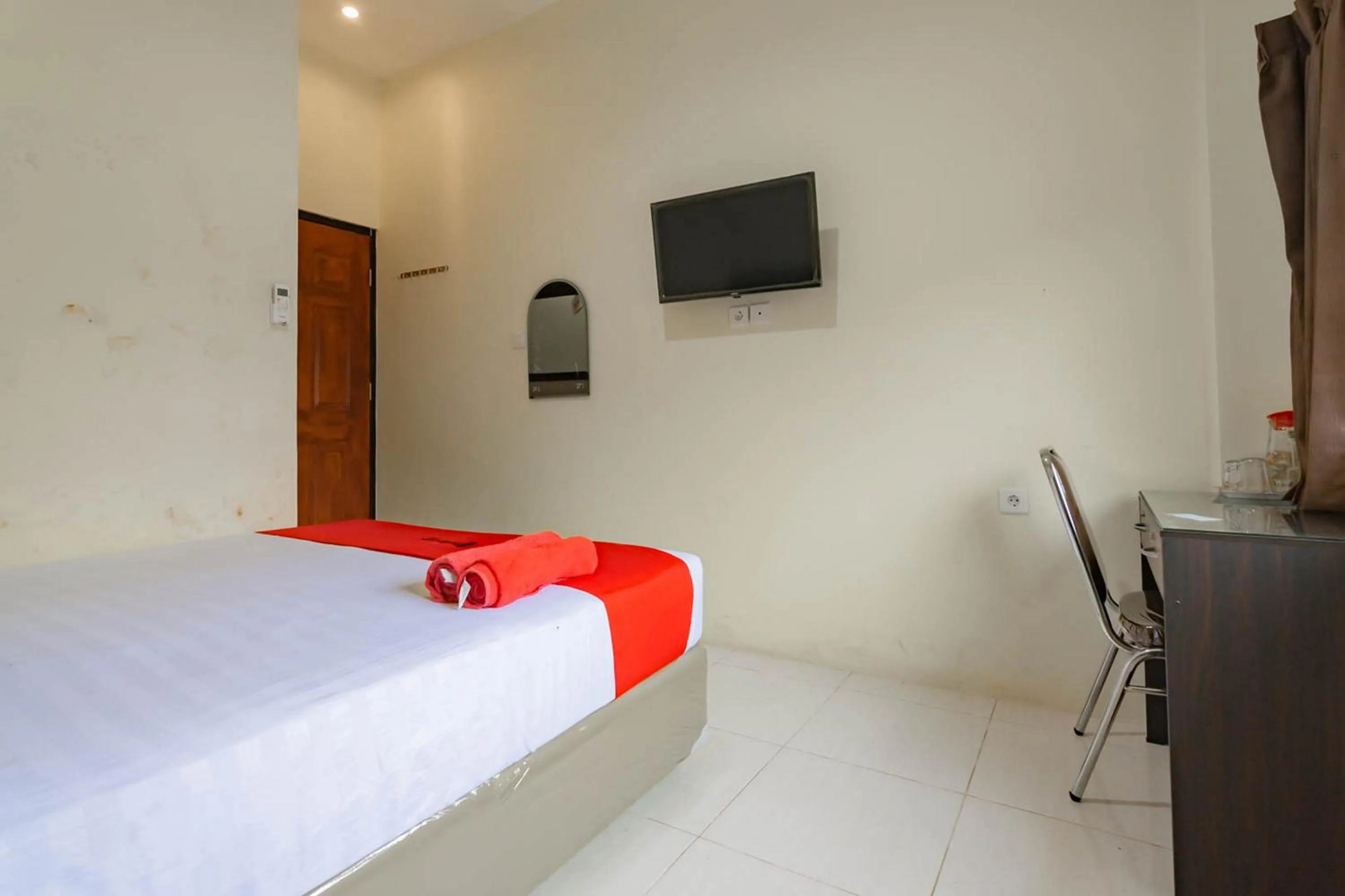 Bedroom, Bed in RedDoorz near Arka Sepinggan Airport Balikpapan