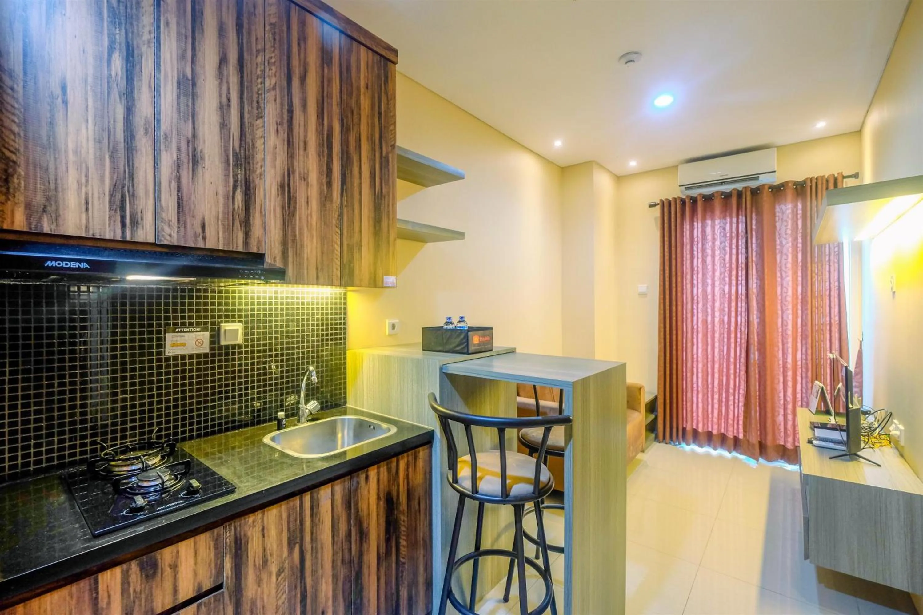 Dining area in Fully Furnished Apartment with Comfortable Design 1BR Woodland Park Residence By Travelio