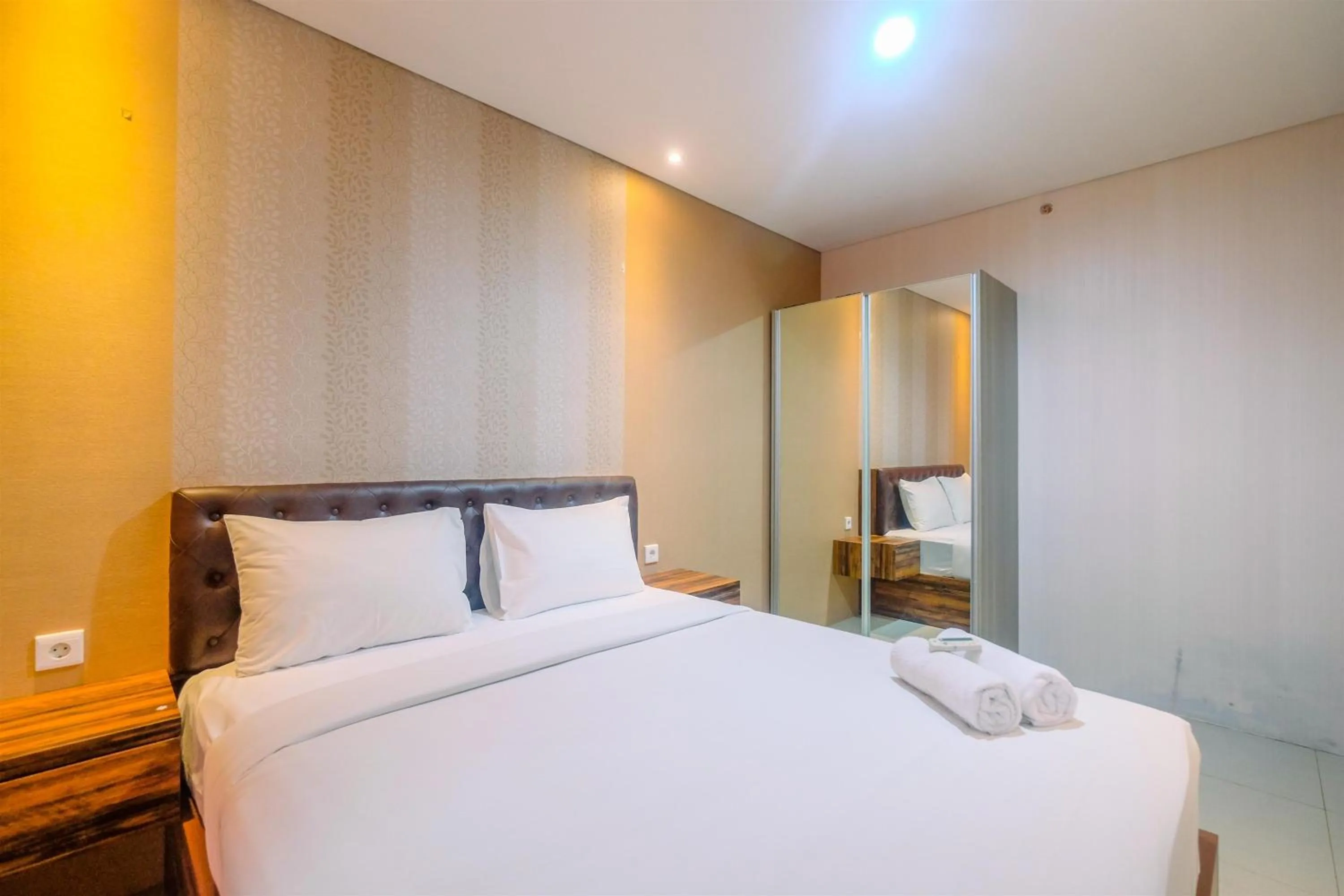 Bedroom, Bed in Fully Furnished Apartment with Comfortable Design 1BR Woodland Park Residence By Travelio