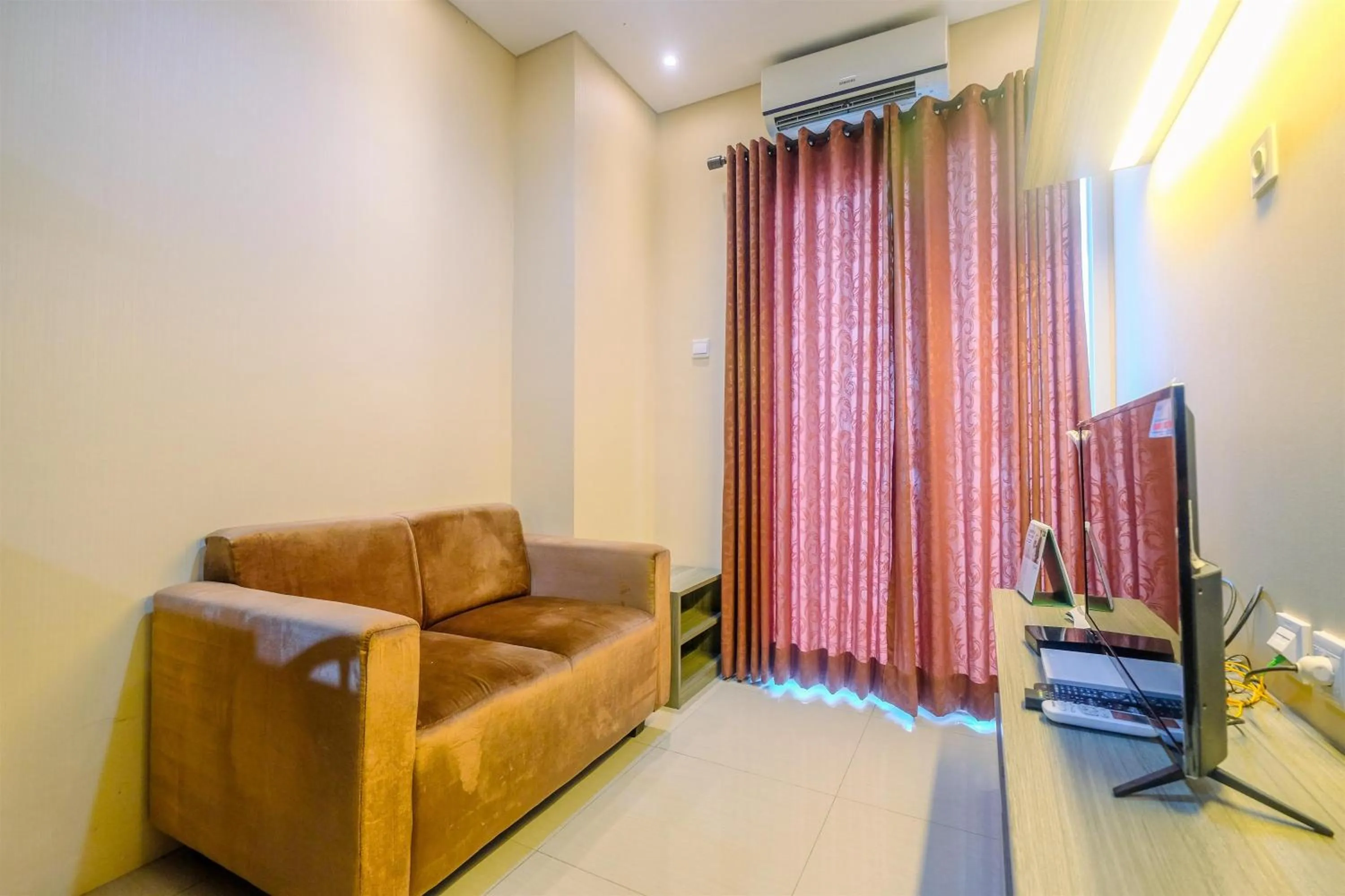 Living room in Fully Furnished Apartment with Comfortable Design 1BR Woodland Park Residence By Travelio