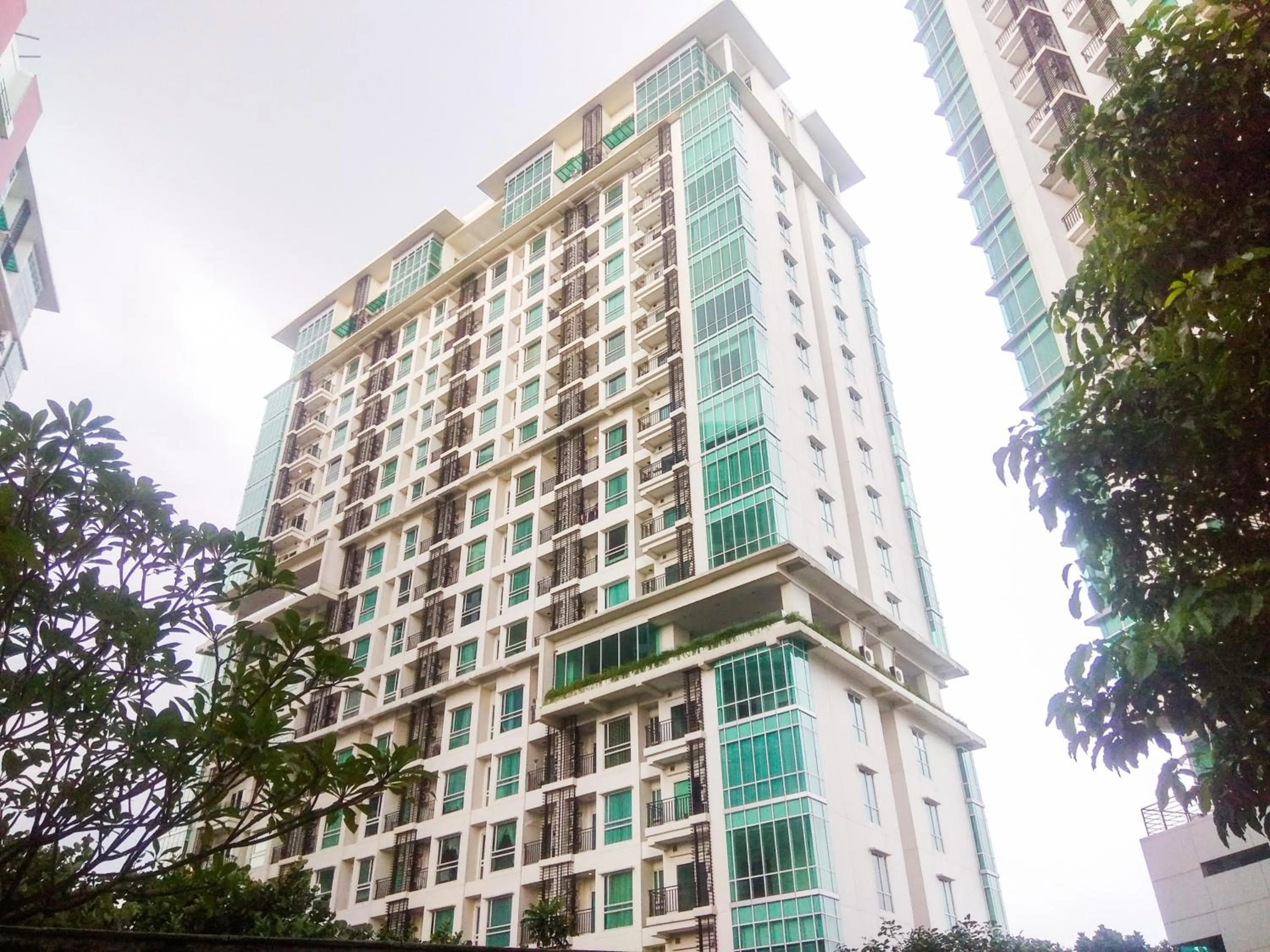 Property building in Fully Furnished Apartment with Comfortable Design 1BR Woodland Park Residence By Travelio