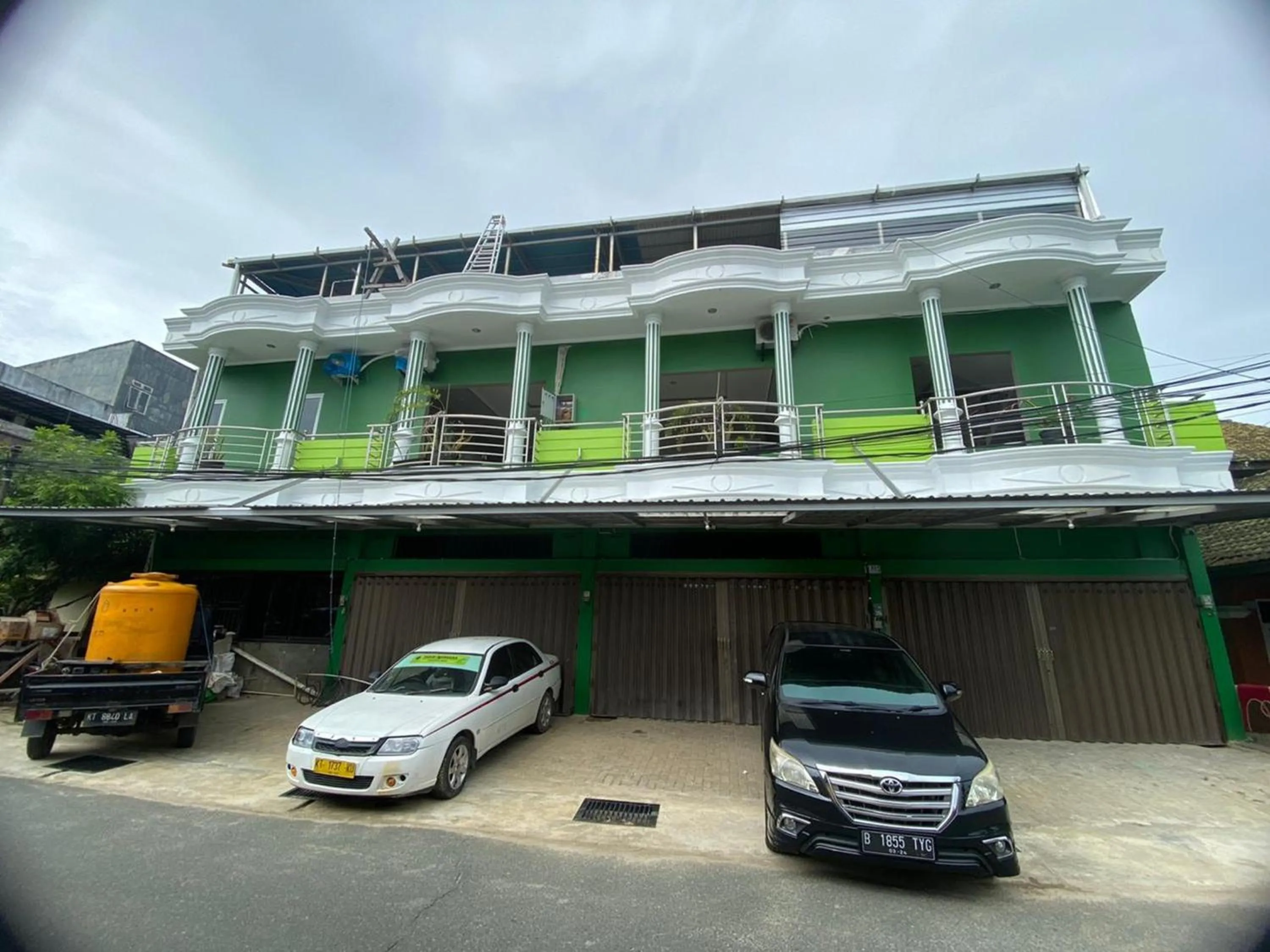 Property building in RedDoorz Plus near Siloam Hospital Balikpapan
