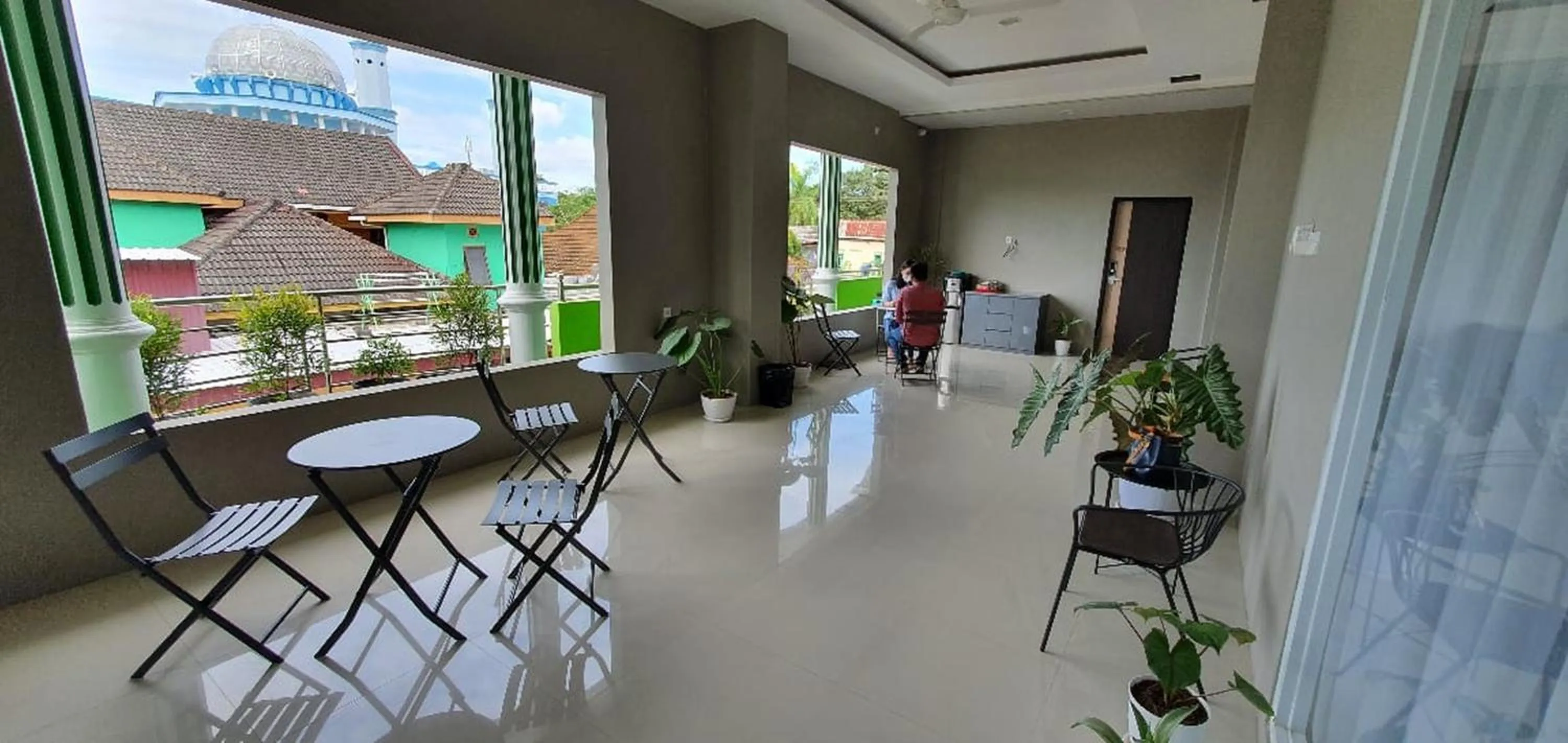 Seating area in RedDoorz Plus near Siloam Hospital Balikpapan