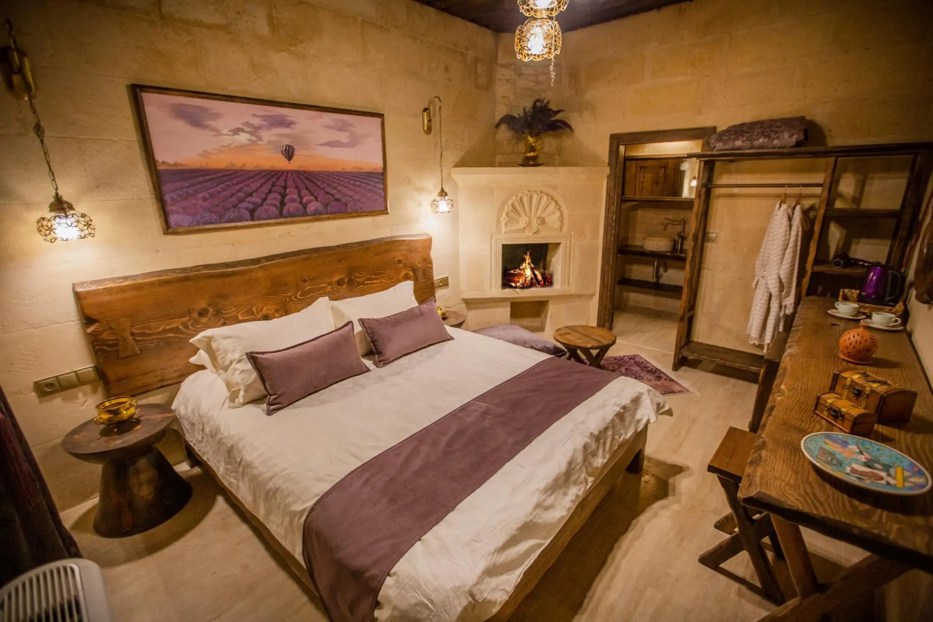 Deluxe Queen Room - single occupancy in Mak's Cave House Deluxe Queen Room - single occupancy in Mak's Cave House