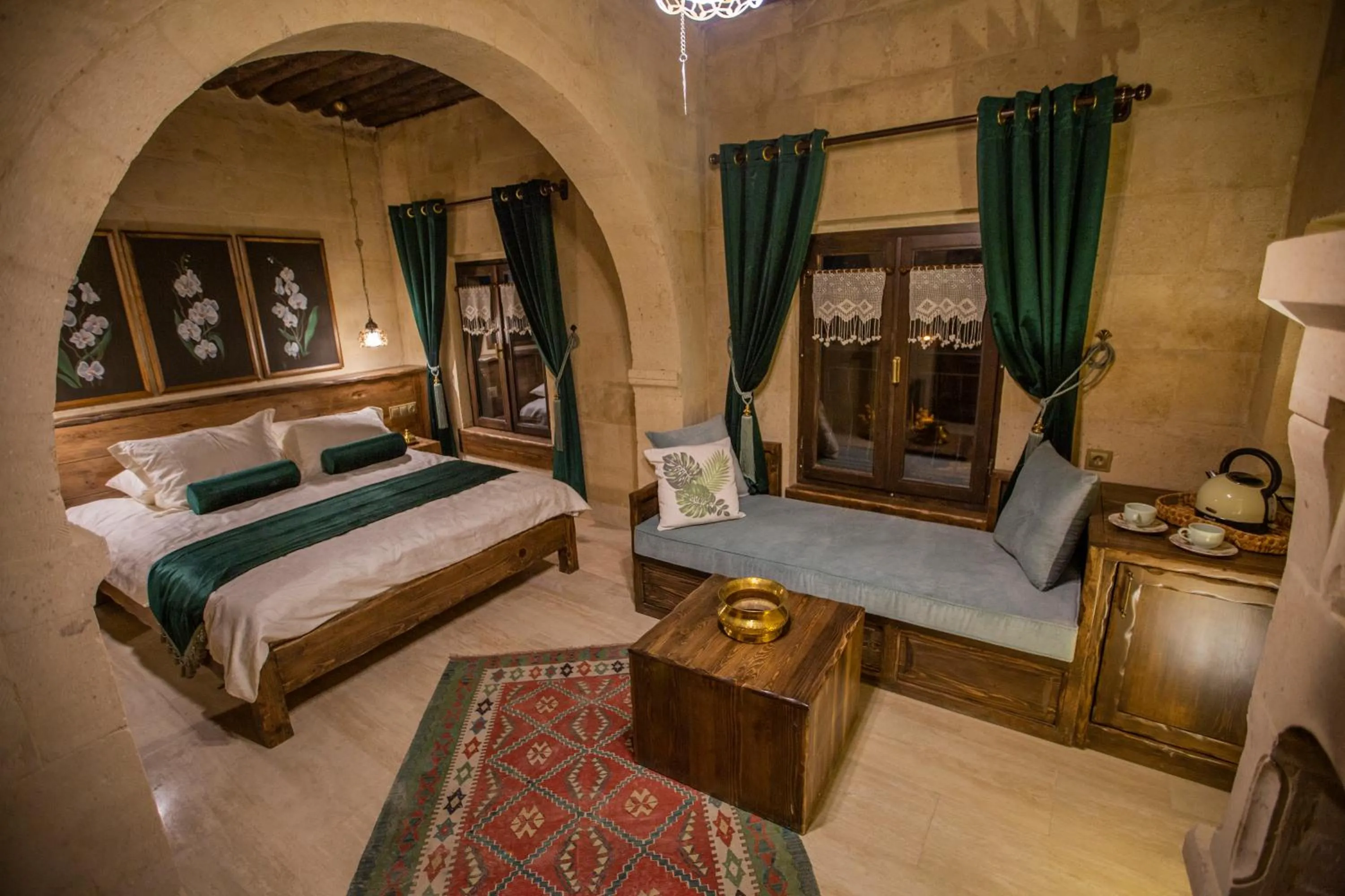 Photo of the whole room, Bed in Mak's Cave House