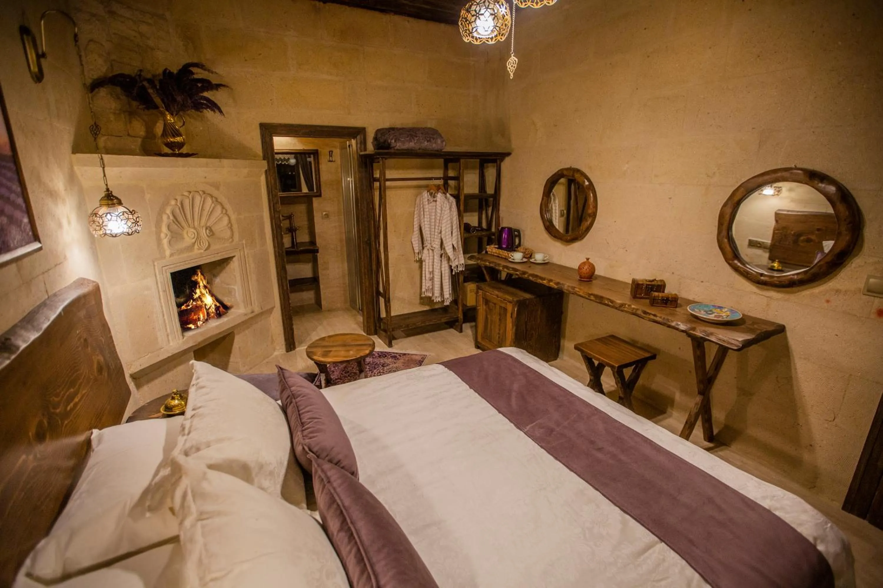 Photo of the whole room, Bed in Mak's Cave House