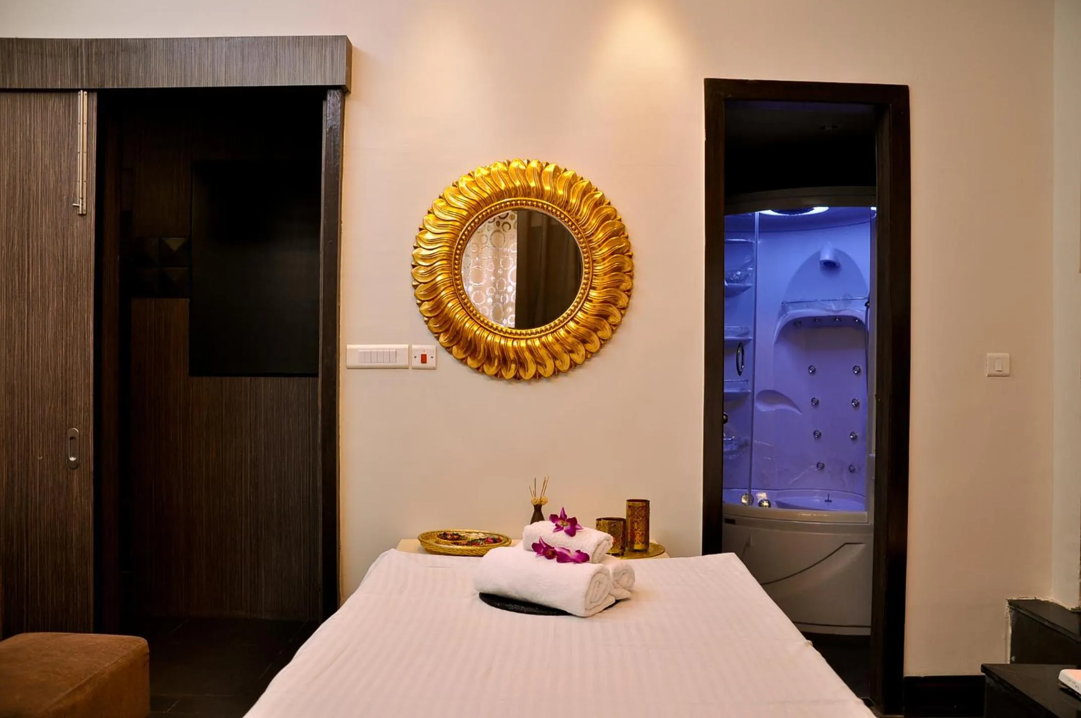 Spa and wellness centre/facilities, Bed in Pramod Convention & Club Resort
