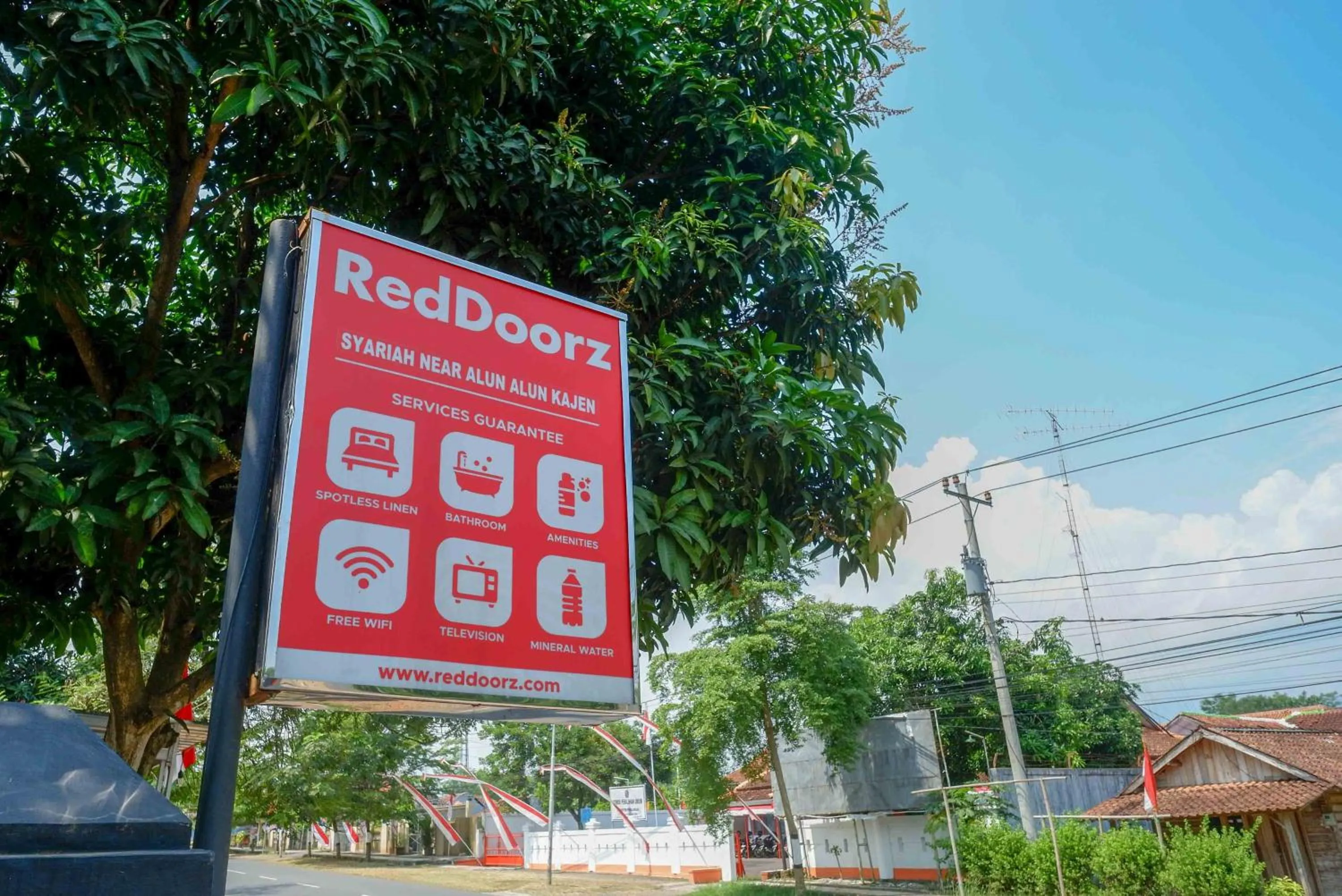 Property logo or sign in RedDoorz Syariah near Alun Alun Kajen