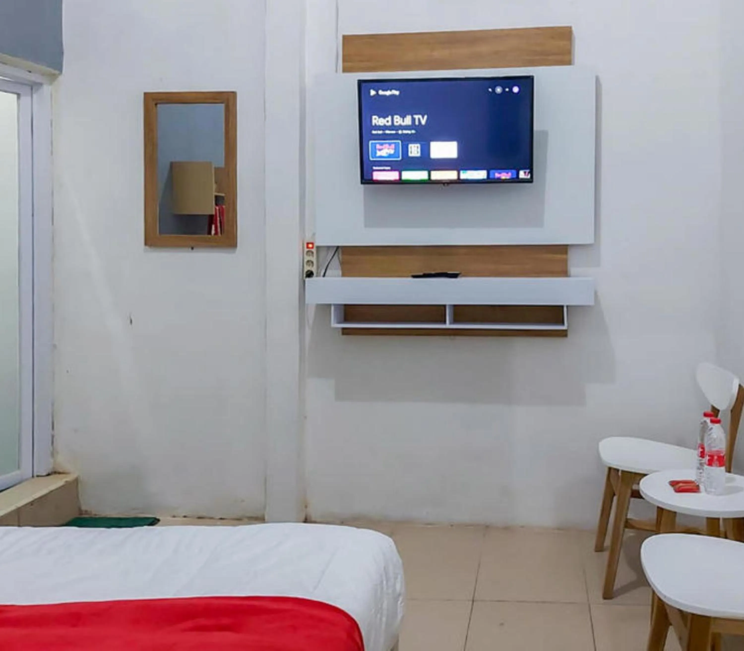 Bedroom, Bed in RedDoorz Syariah near Alun Alun Kajen