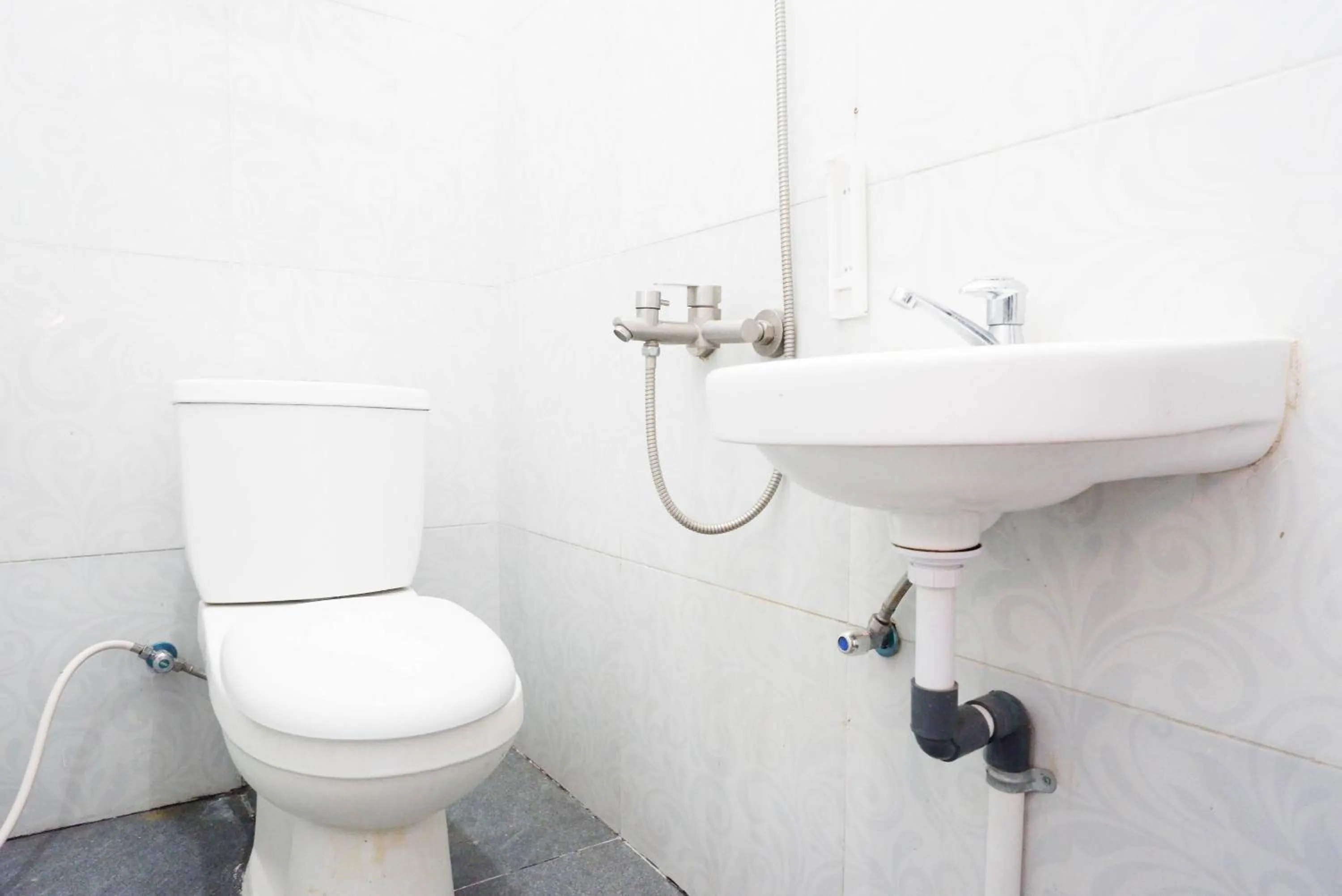 Bathroom in RedDoorz Syariah near Alun Alun Kajen