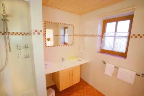 Bathroom in Pension Schweizerhaus Garni