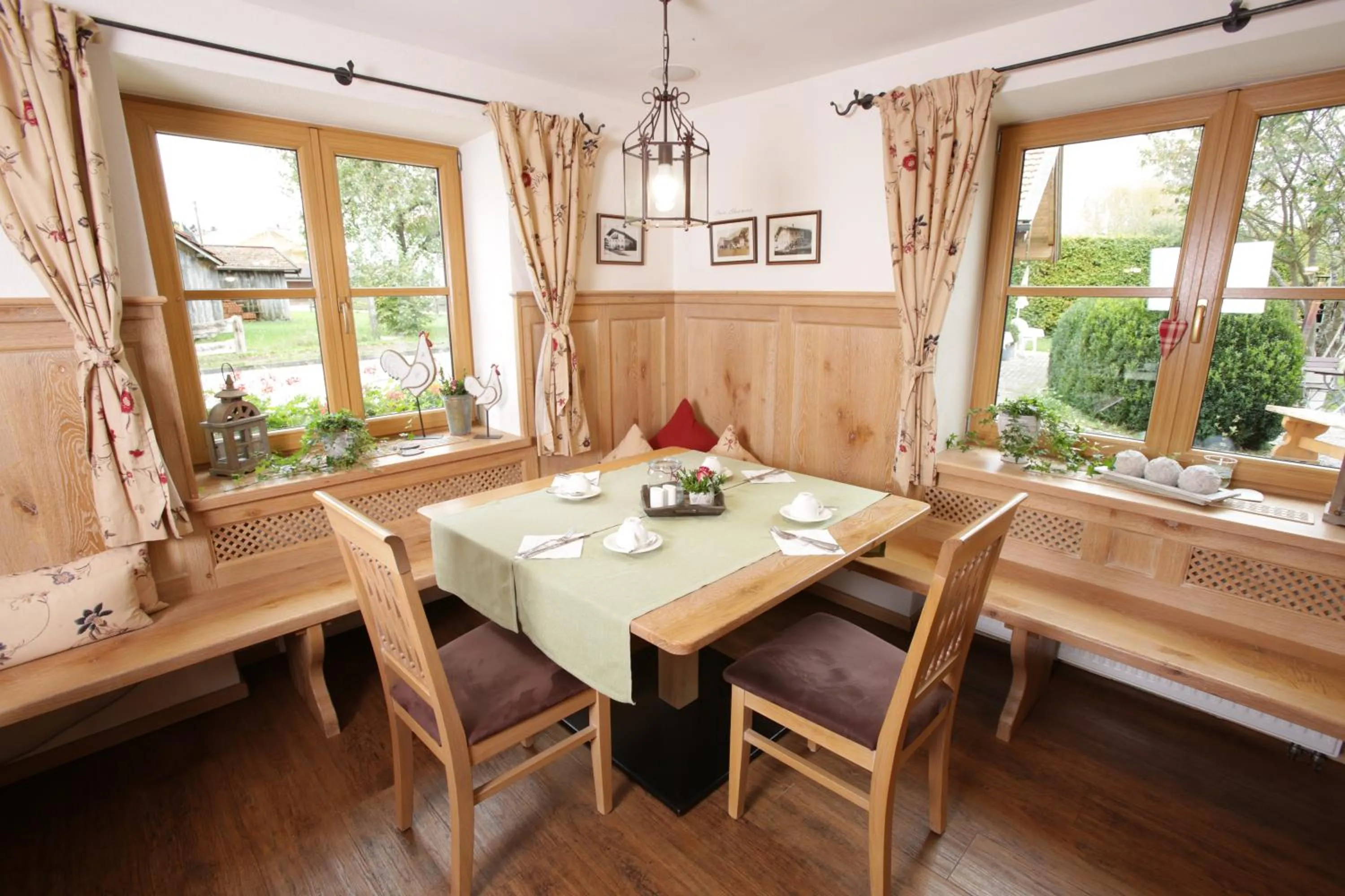 Restaurant/places to eat in Pension Schweizerhaus Garni