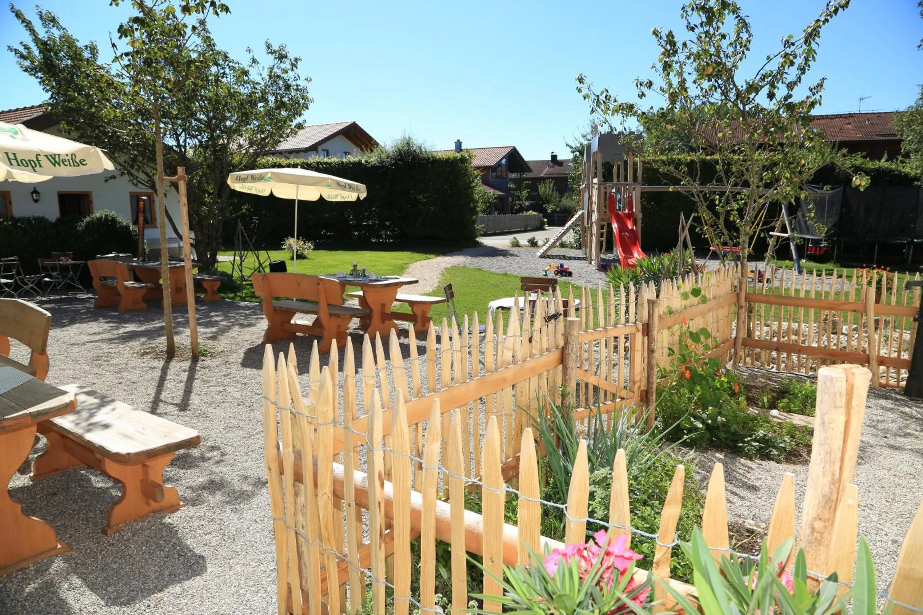 Patio in Pension Schweizerhaus Garni