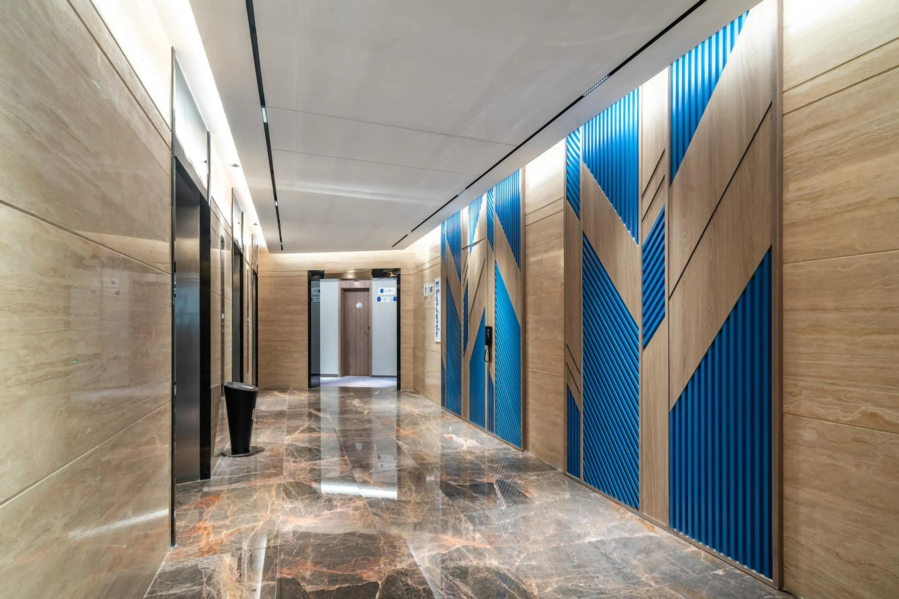 elevator in Holiday Inn Express Xiamen LuShan