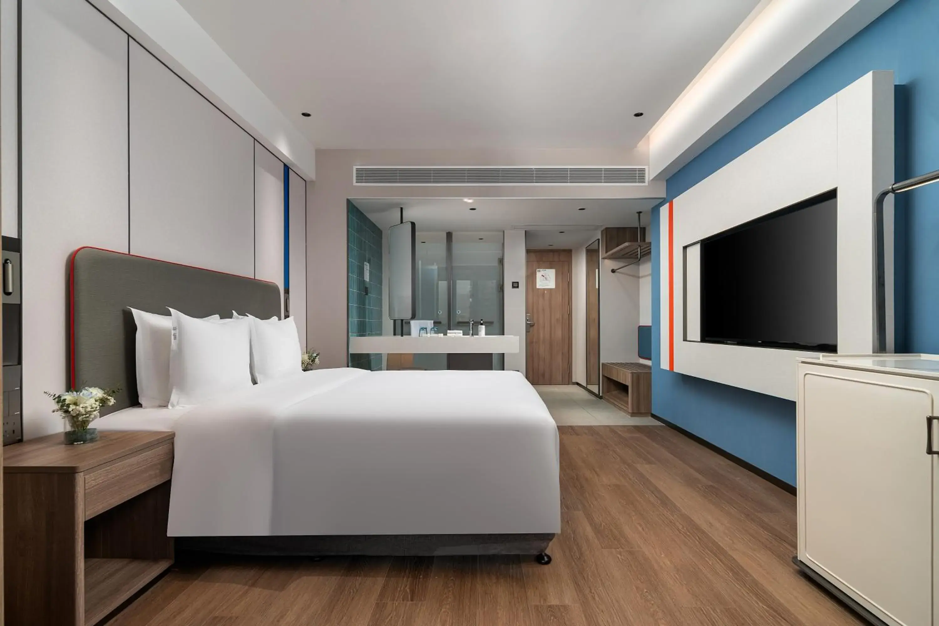 Standard King Room with City View in Holiday Inn Express Xiamen LuShan Standard King Room with City View in Holiday Inn Express Xiamen LuShan