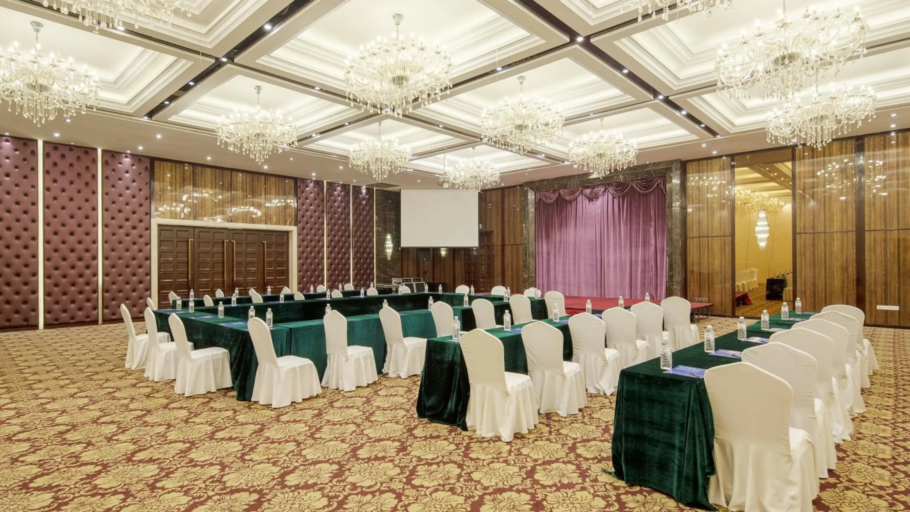 Meeting/conference room in Holiday Inn Express Xiamen LuShan