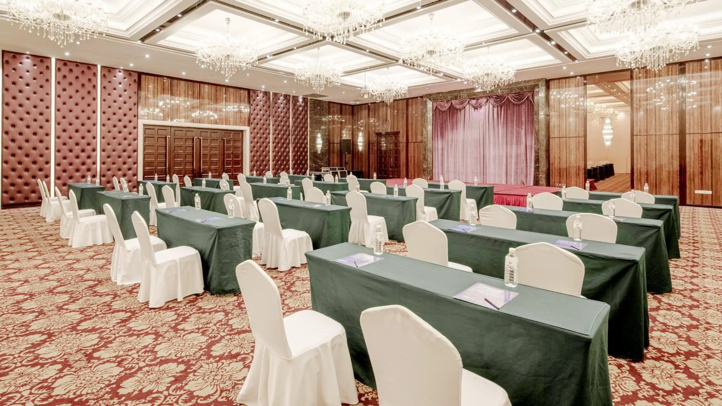Meeting/conference room in Holiday Inn Express Xiamen LuShan