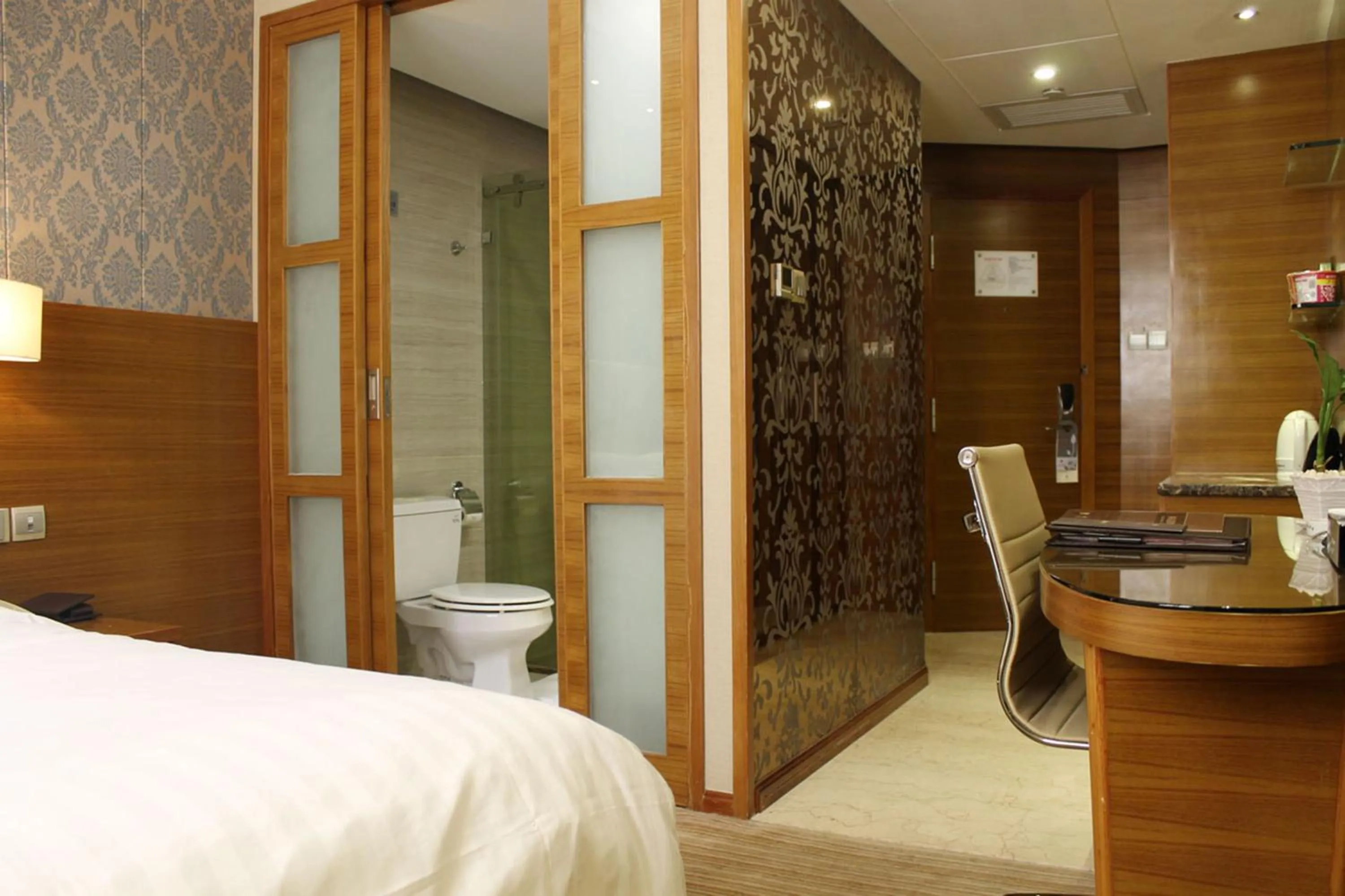 Bathroom, Bed in Holiday Inn Express Xiamen LuShan