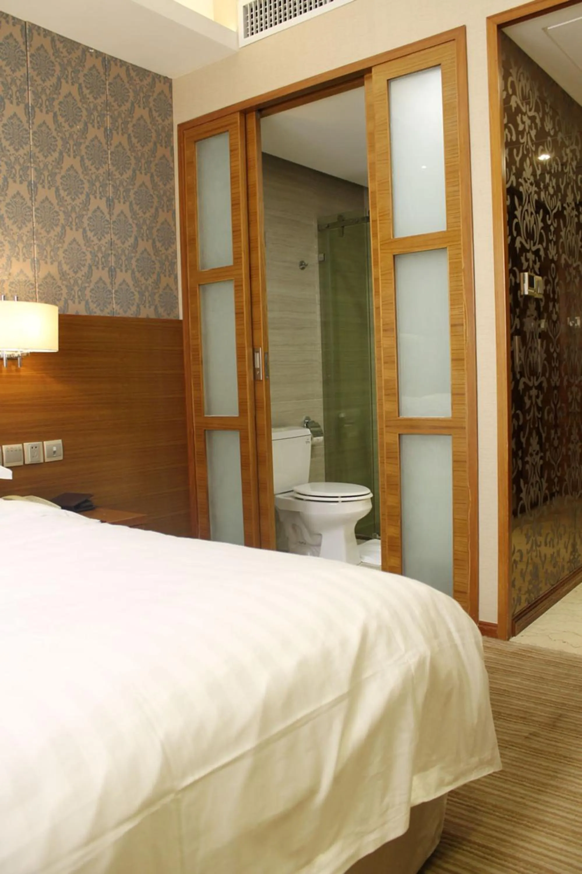 Bathroom, Bed in Holiday Inn Express Xiamen LuShan