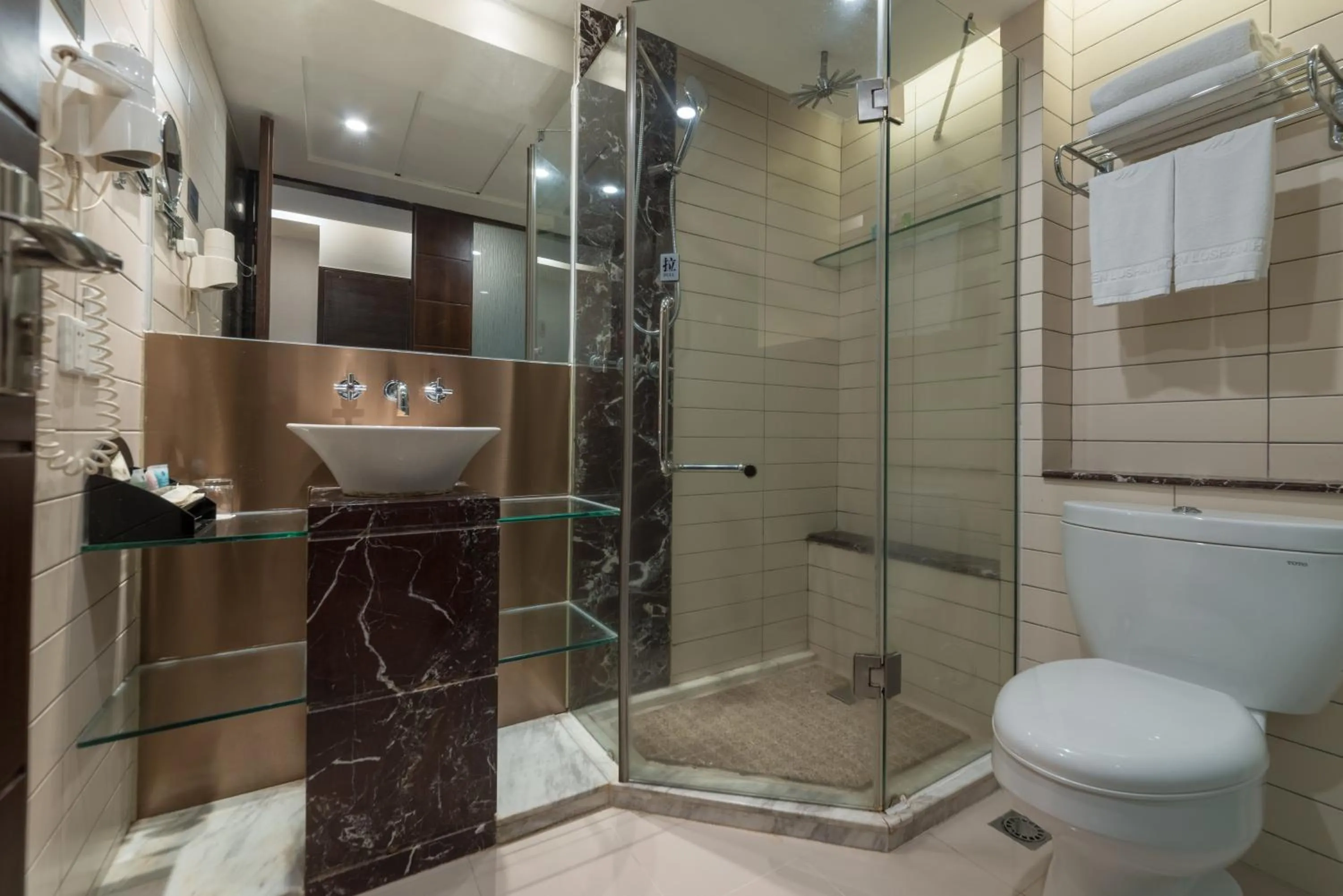 Shower in Holiday Inn Express Xiamen LuShan
