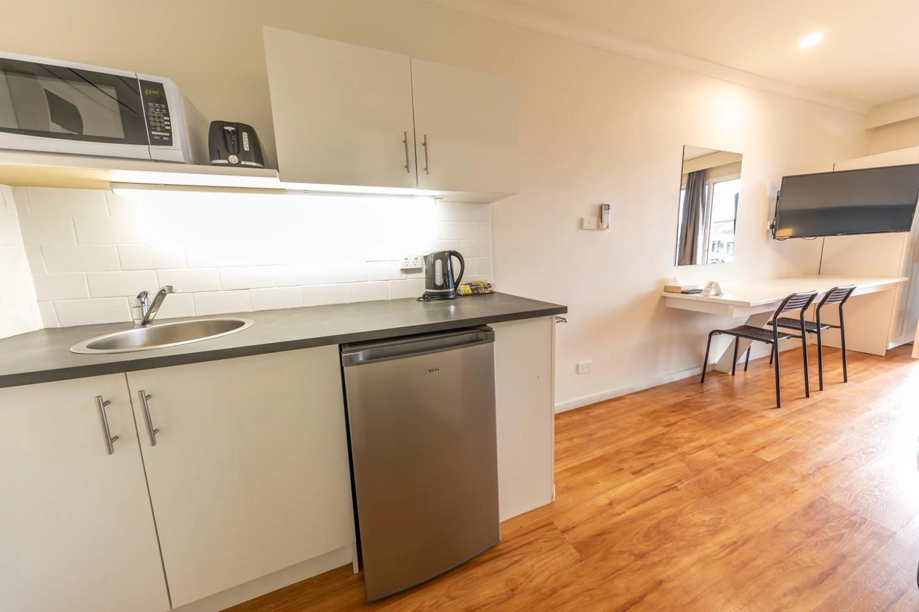 Kitchen or kitchenette in Eden Motel