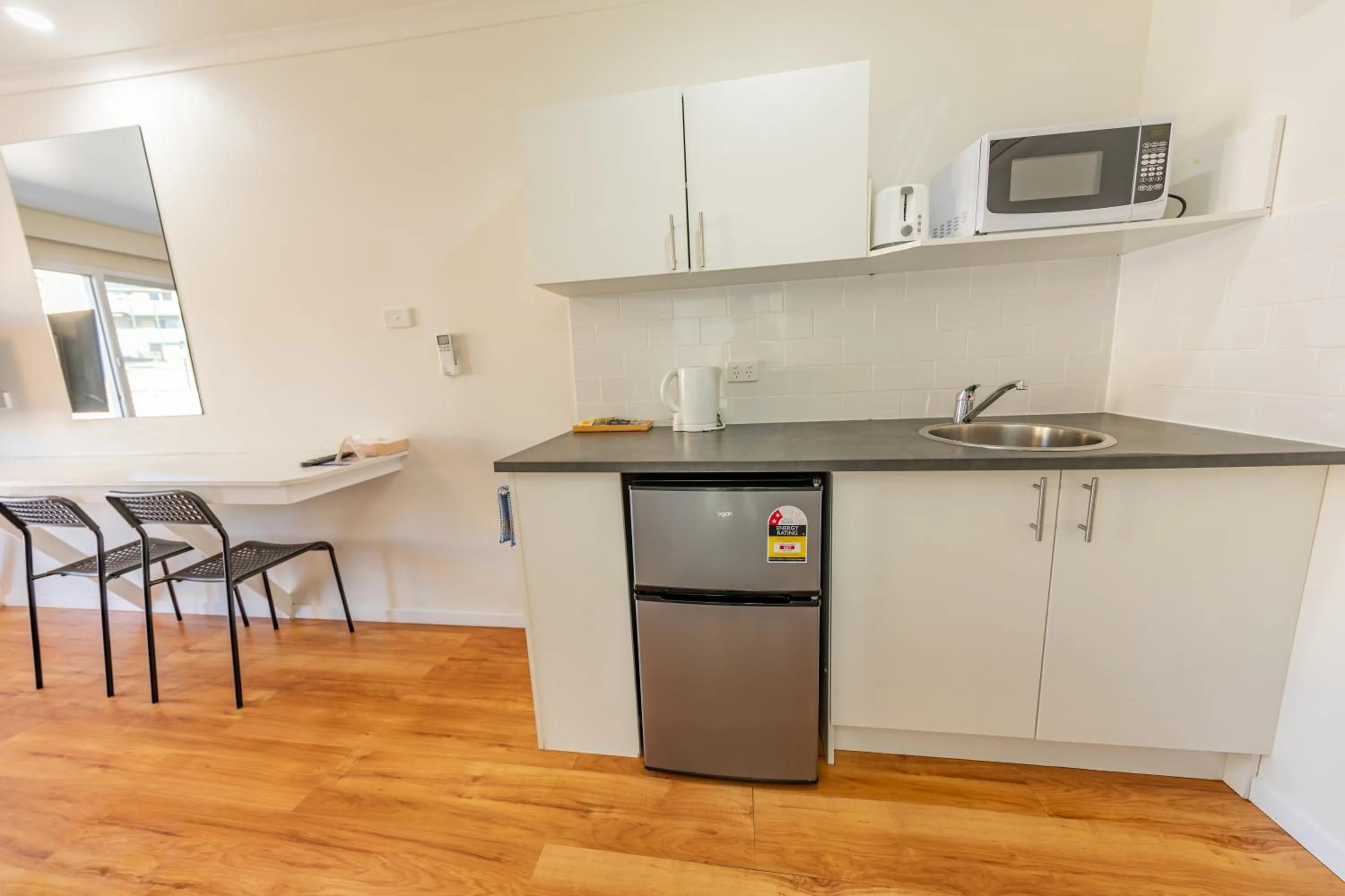 Kitchen or kitchenette in Eden Motel