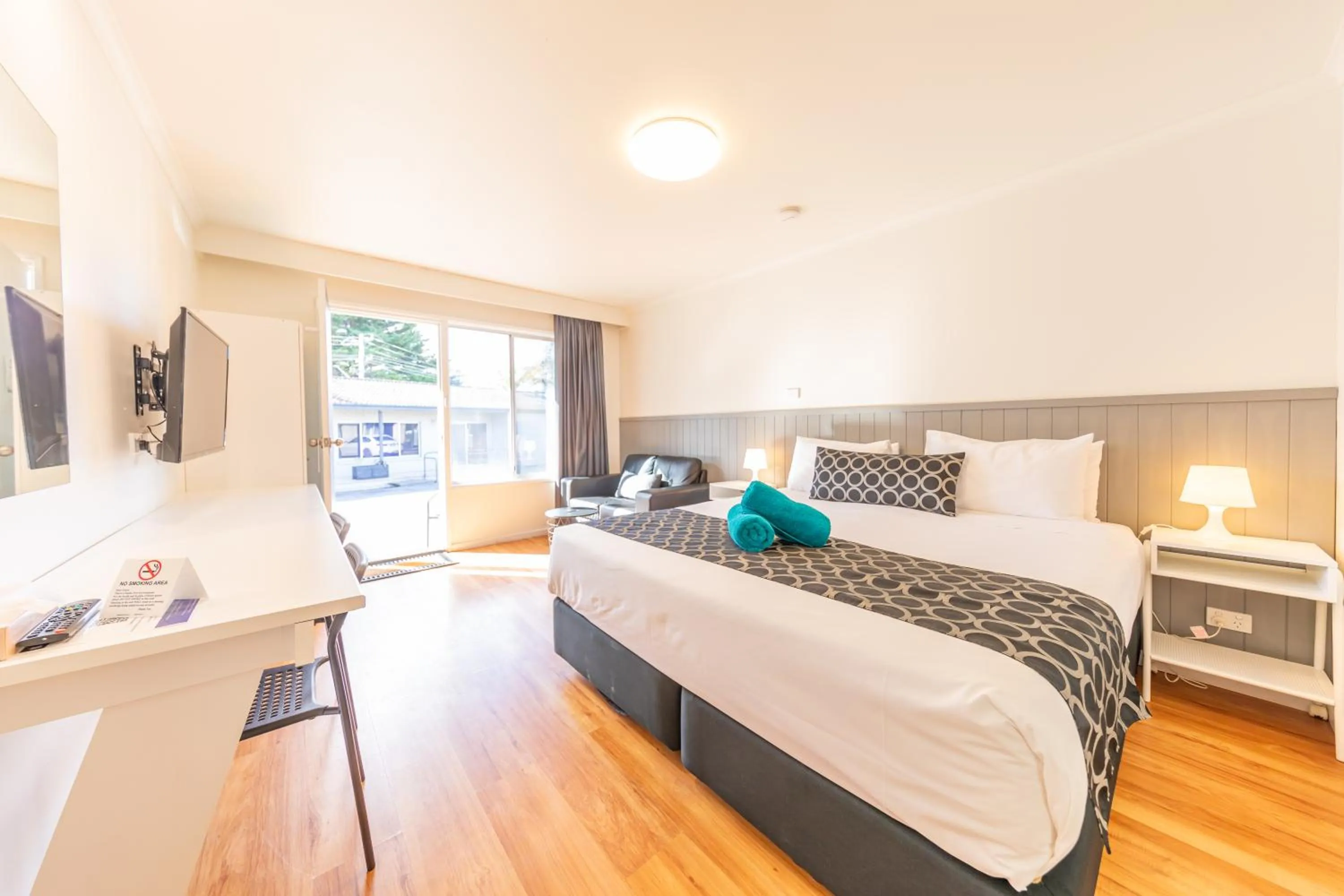 Photo of the whole room, Bed in Eden Motel