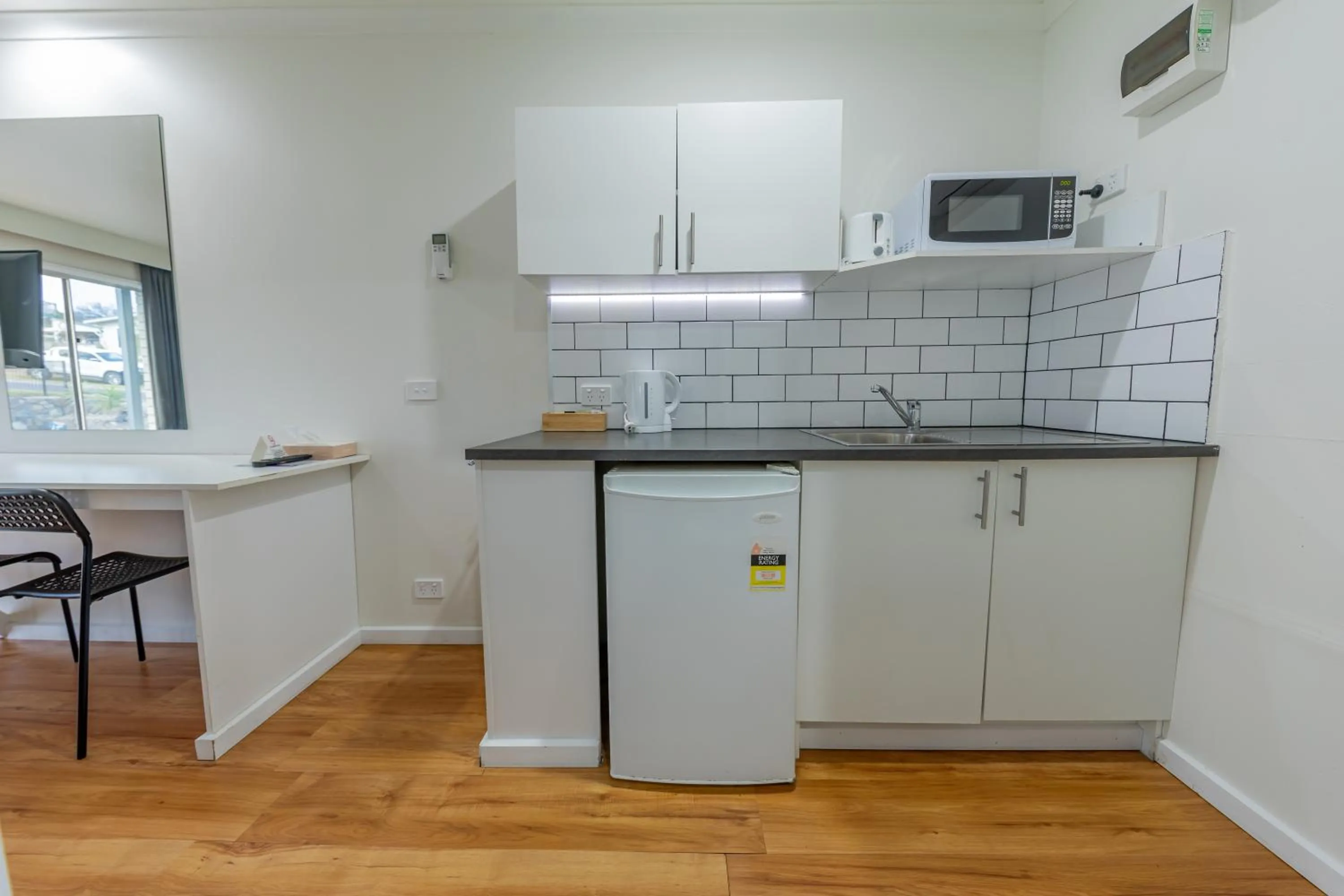 Kitchen or kitchenette in Eden Motel