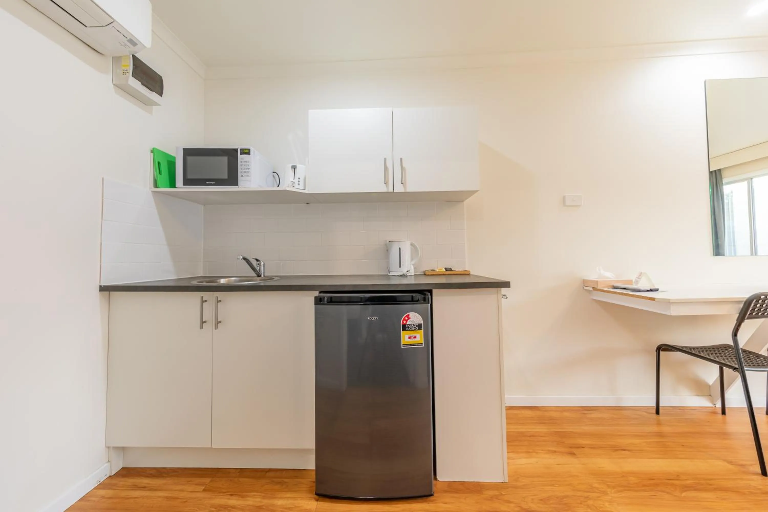 Kitchen or kitchenette in Eden Motel