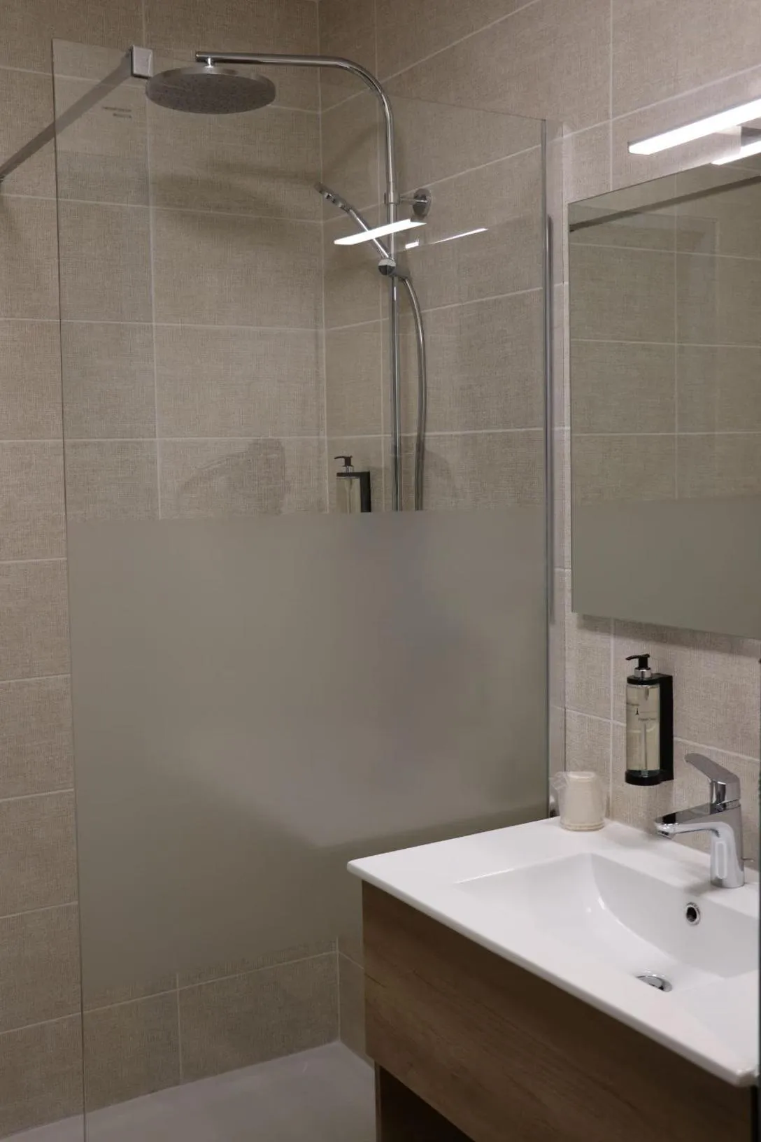 Shower in Kyriad Bordeaux Nord Sainte Eulalie