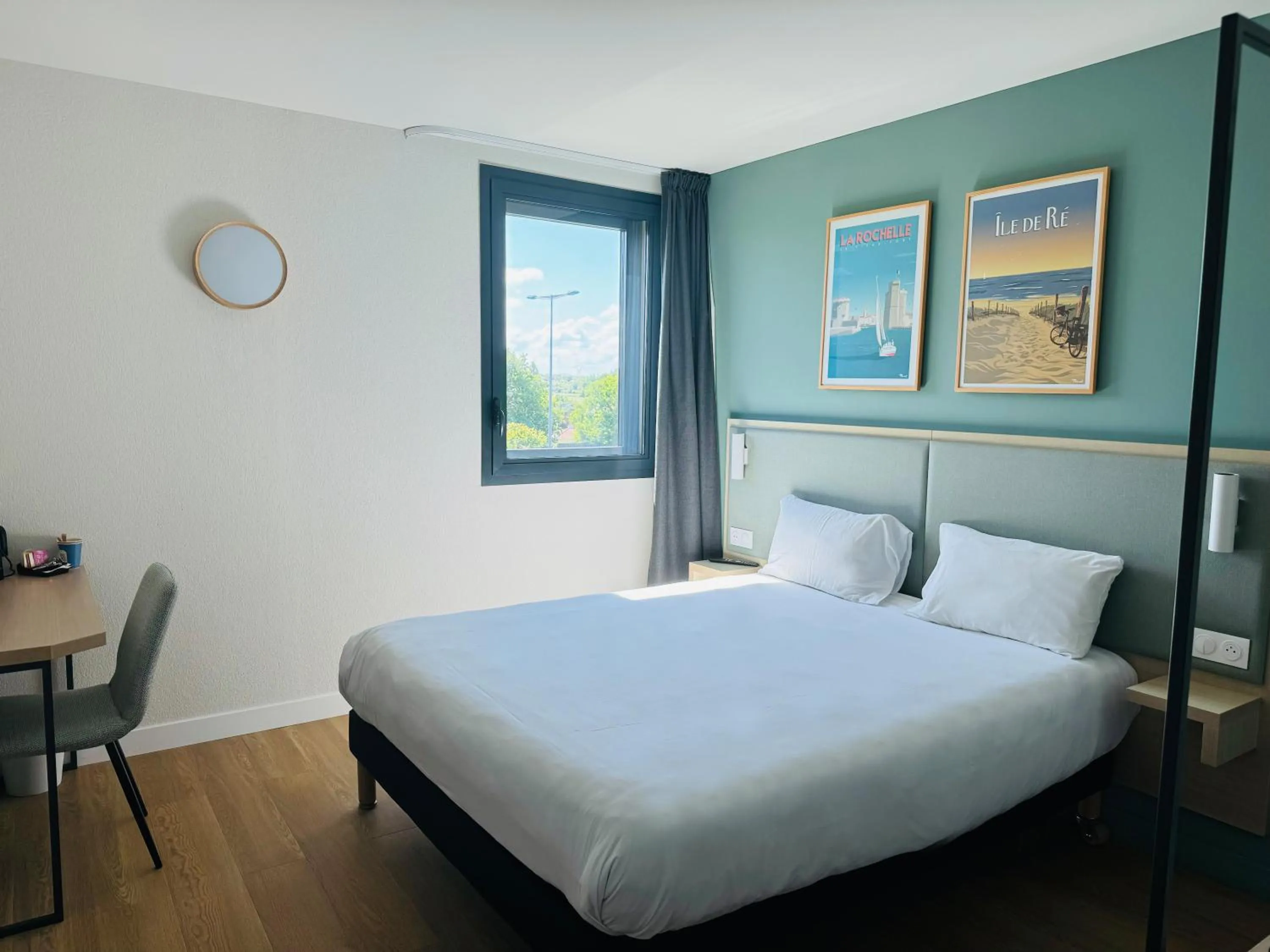 View (from property/room), Bed in Kyriad Bordeaux Nord Sainte Eulalie