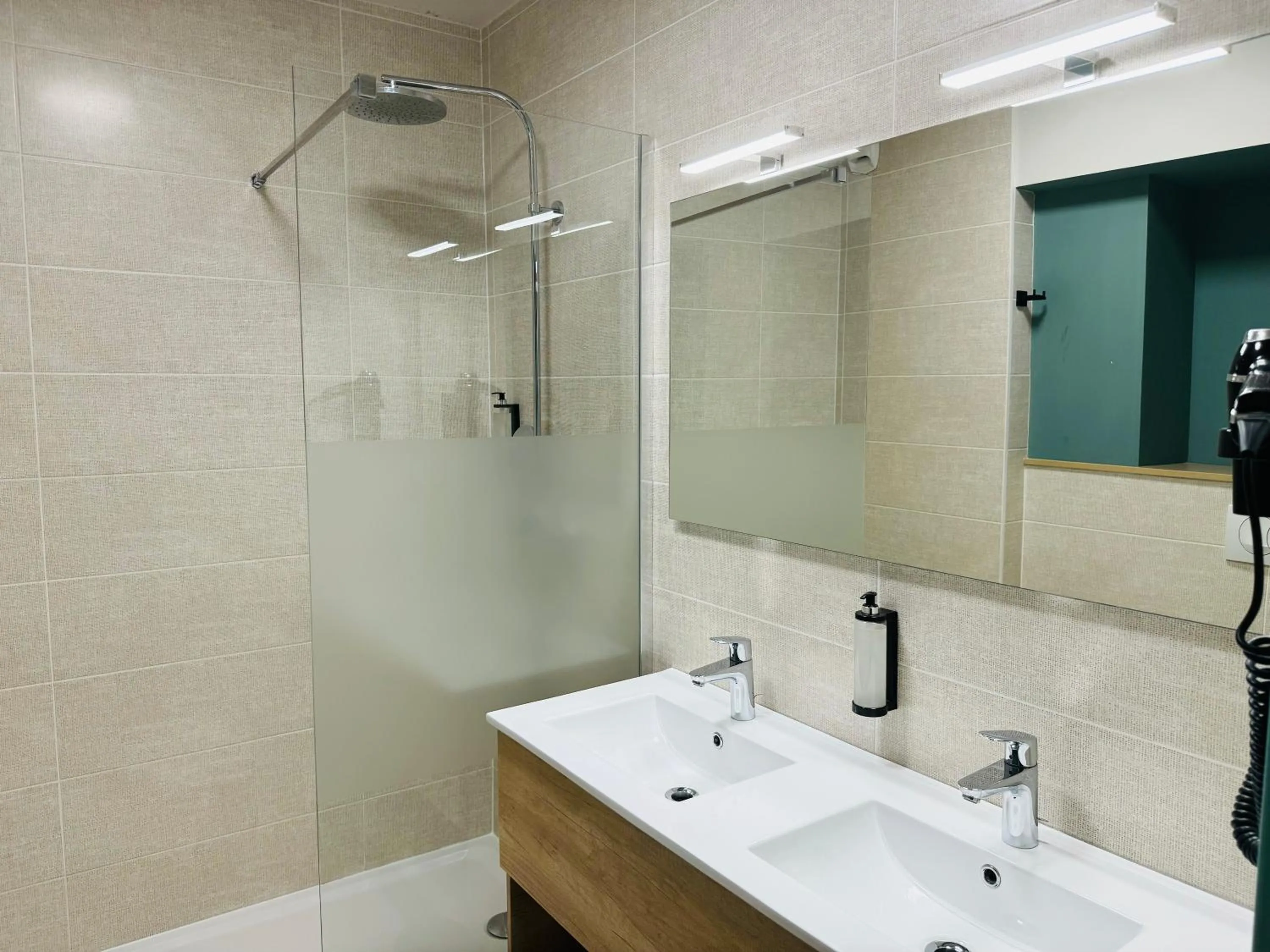 Shower in Kyriad Bordeaux Nord Sainte Eulalie