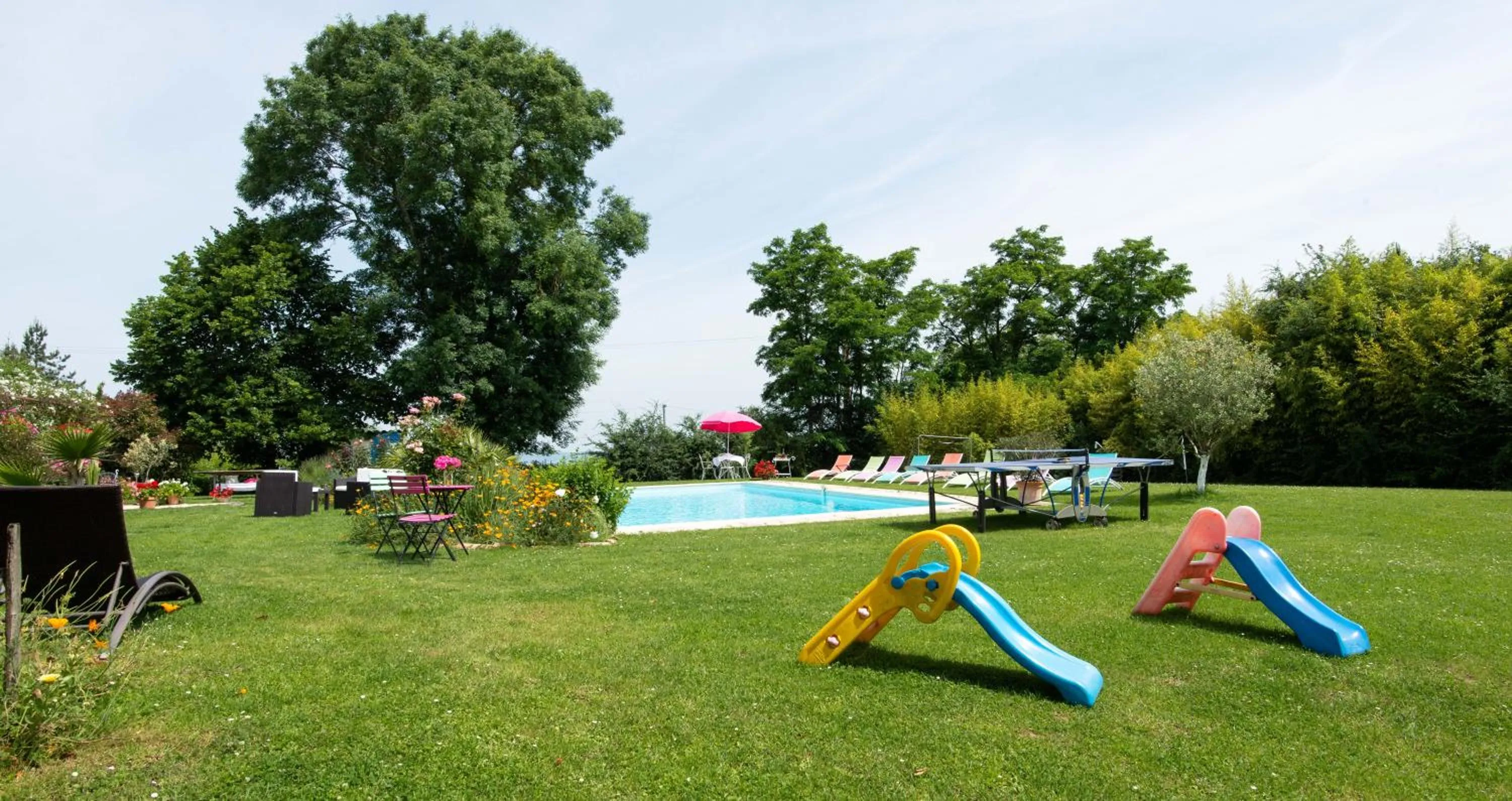 Table tennis in Chambres d'hôtes Larroquinière