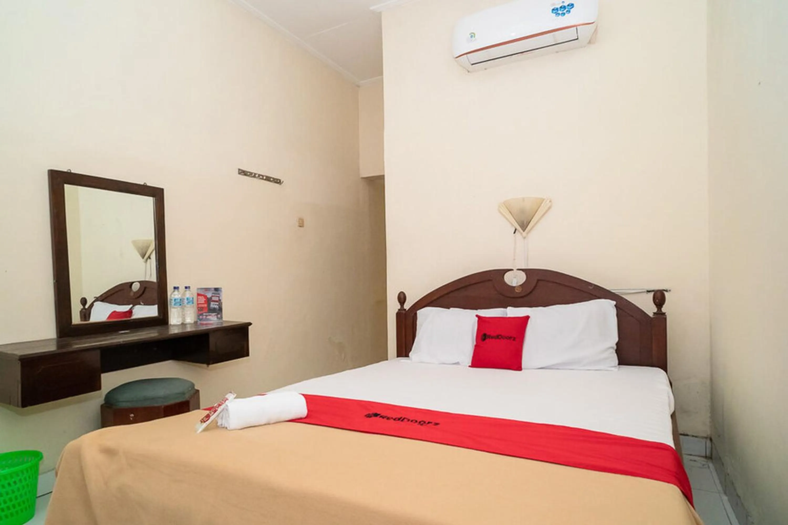 Bed in RedDoorz near Kampus 3 UTY Yogyakarta