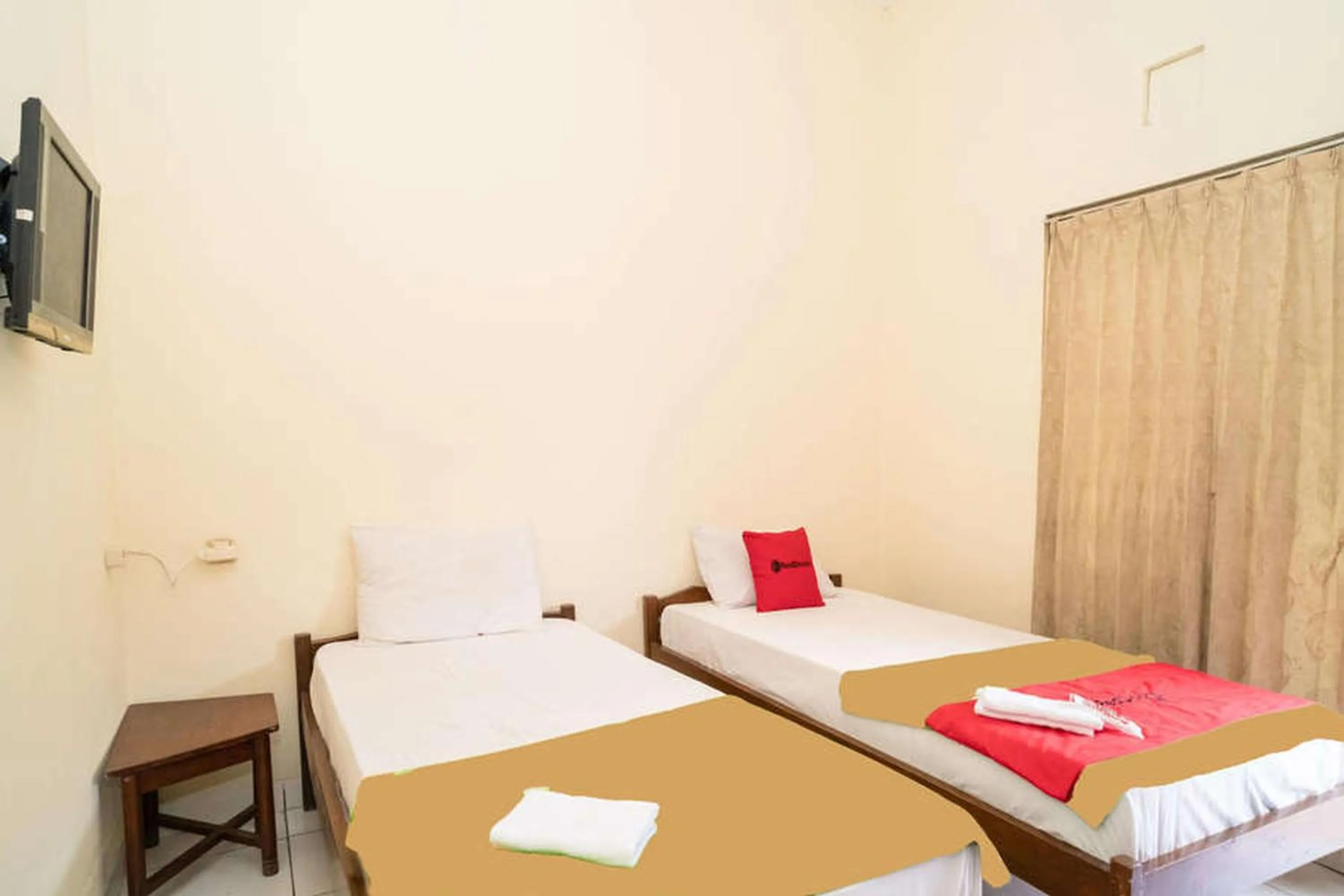 Bed in RedDoorz near Kampus 3 UTY Yogyakarta