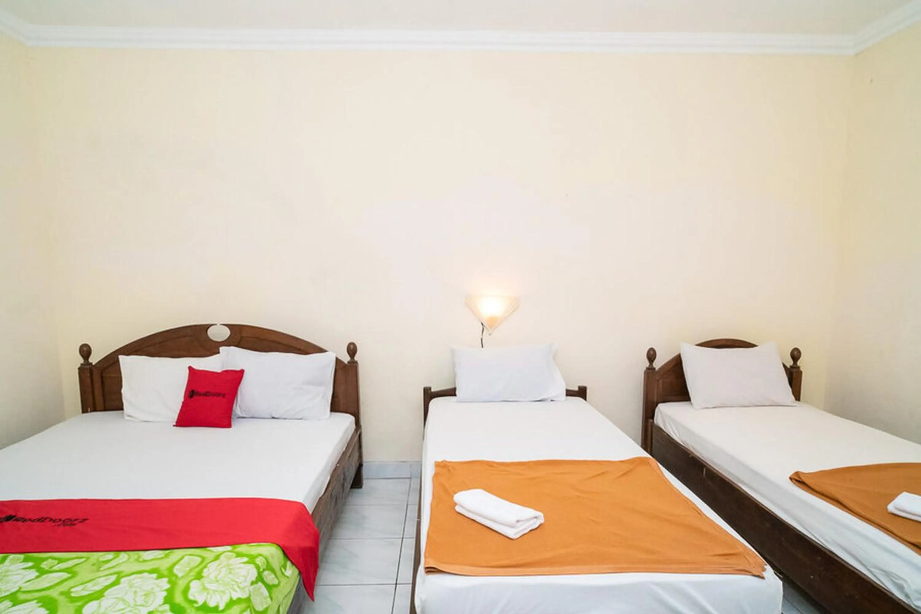 Bed in RedDoorz near Kampus 3 UTY Yogyakarta