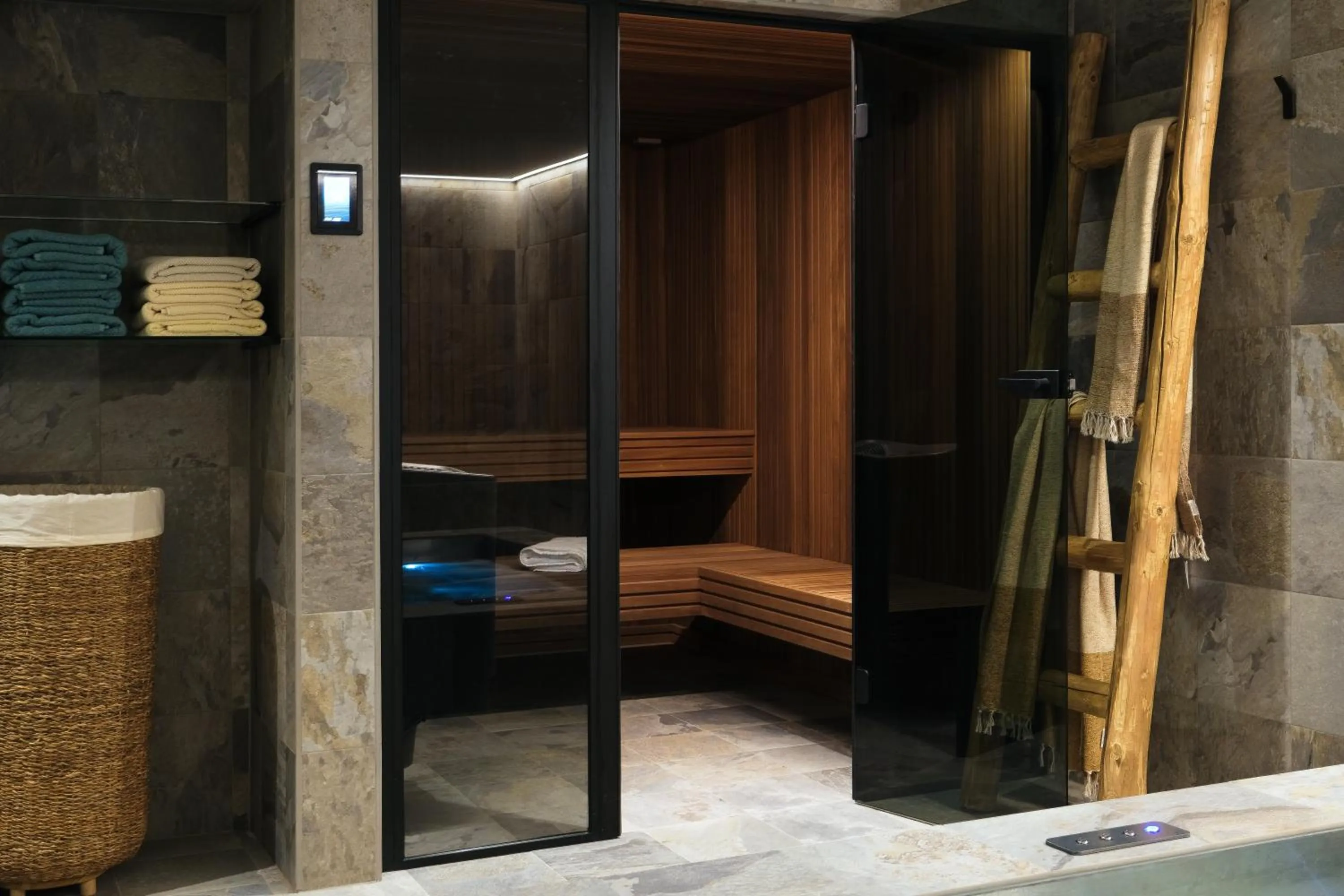 Sauna in Hôtel Les Ardillières du Pont d'Oye