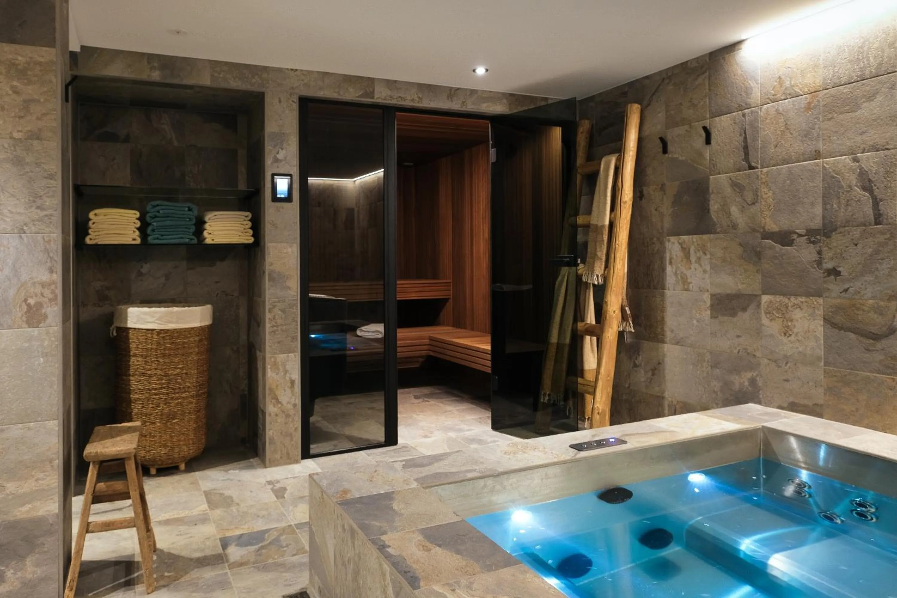 Hot Tub in Hôtel Les Ardillières du Pont d'Oye