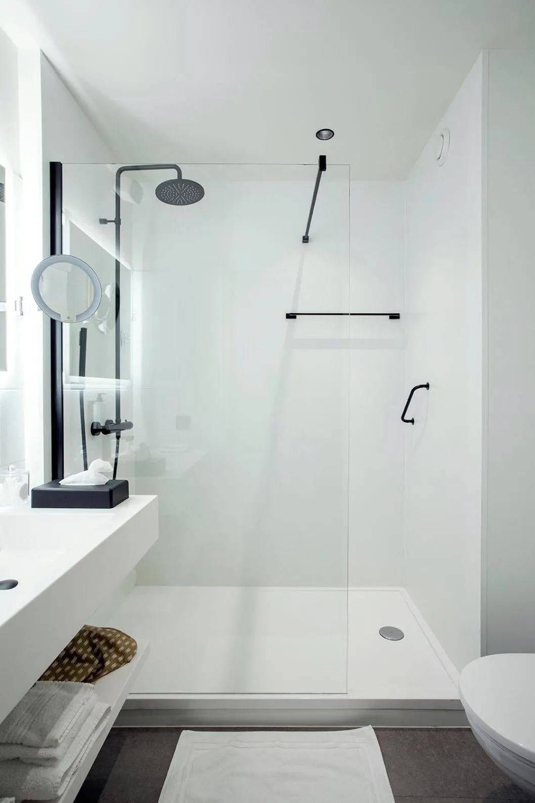 Shower in Hôtel Les Ardillières du Pont d'Oye