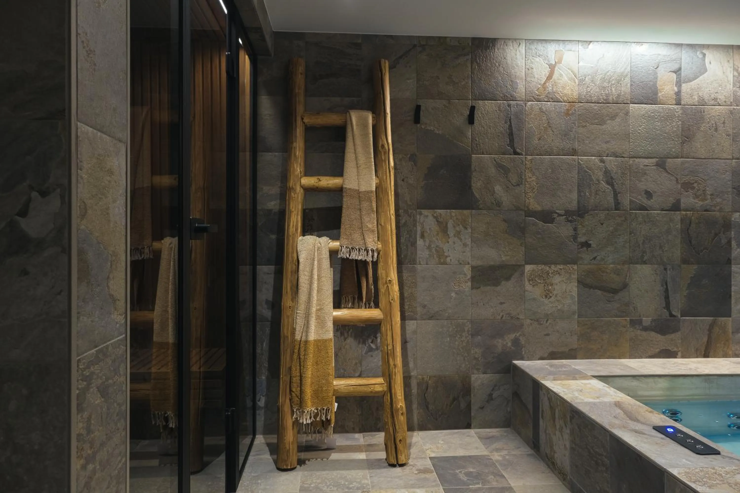 Spa and wellness centre/facilities in Hôtel Les Ardillières du Pont d'Oye