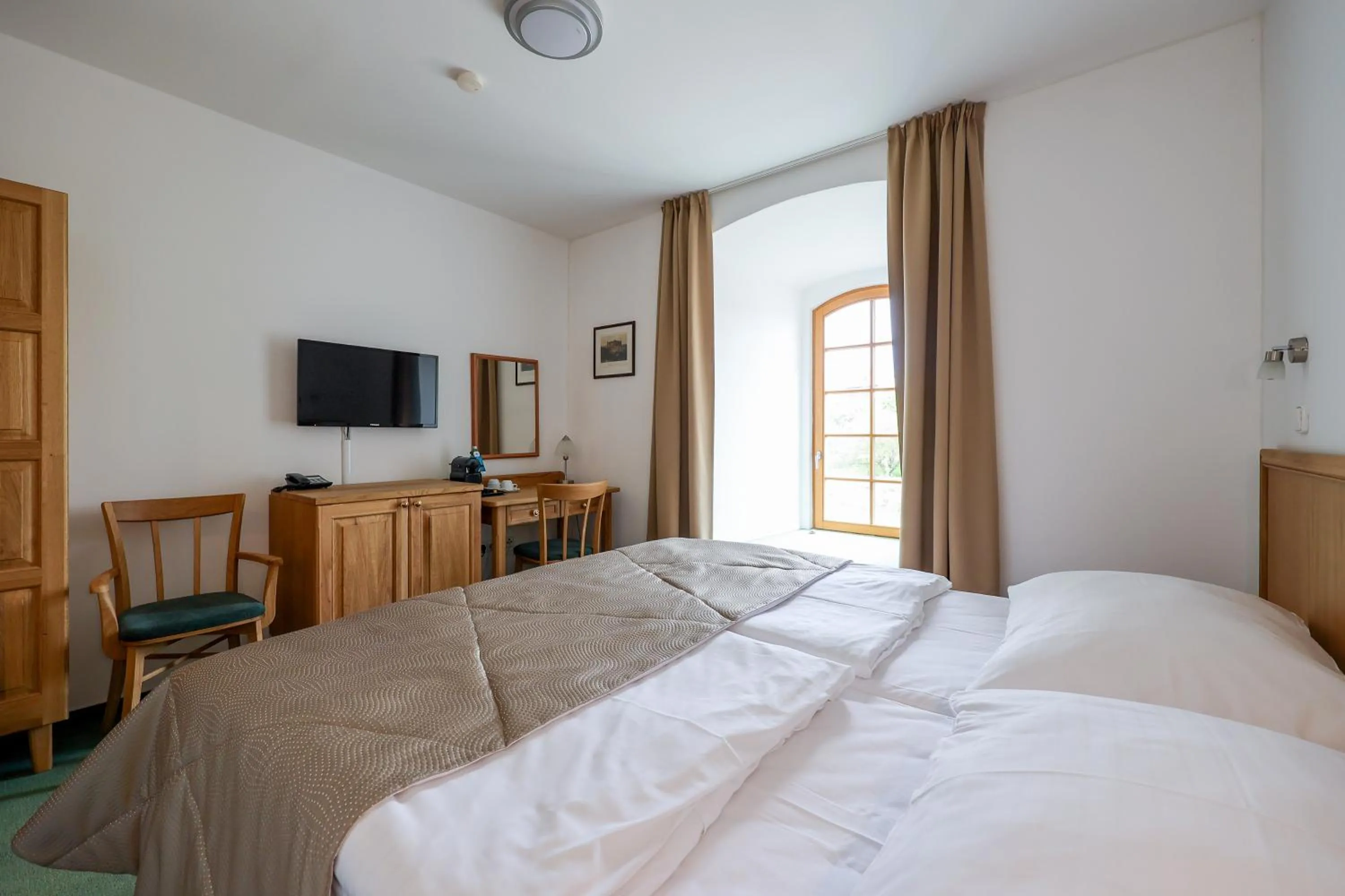 Communal lounge/ TV room, Bed in Hotel Mlýn