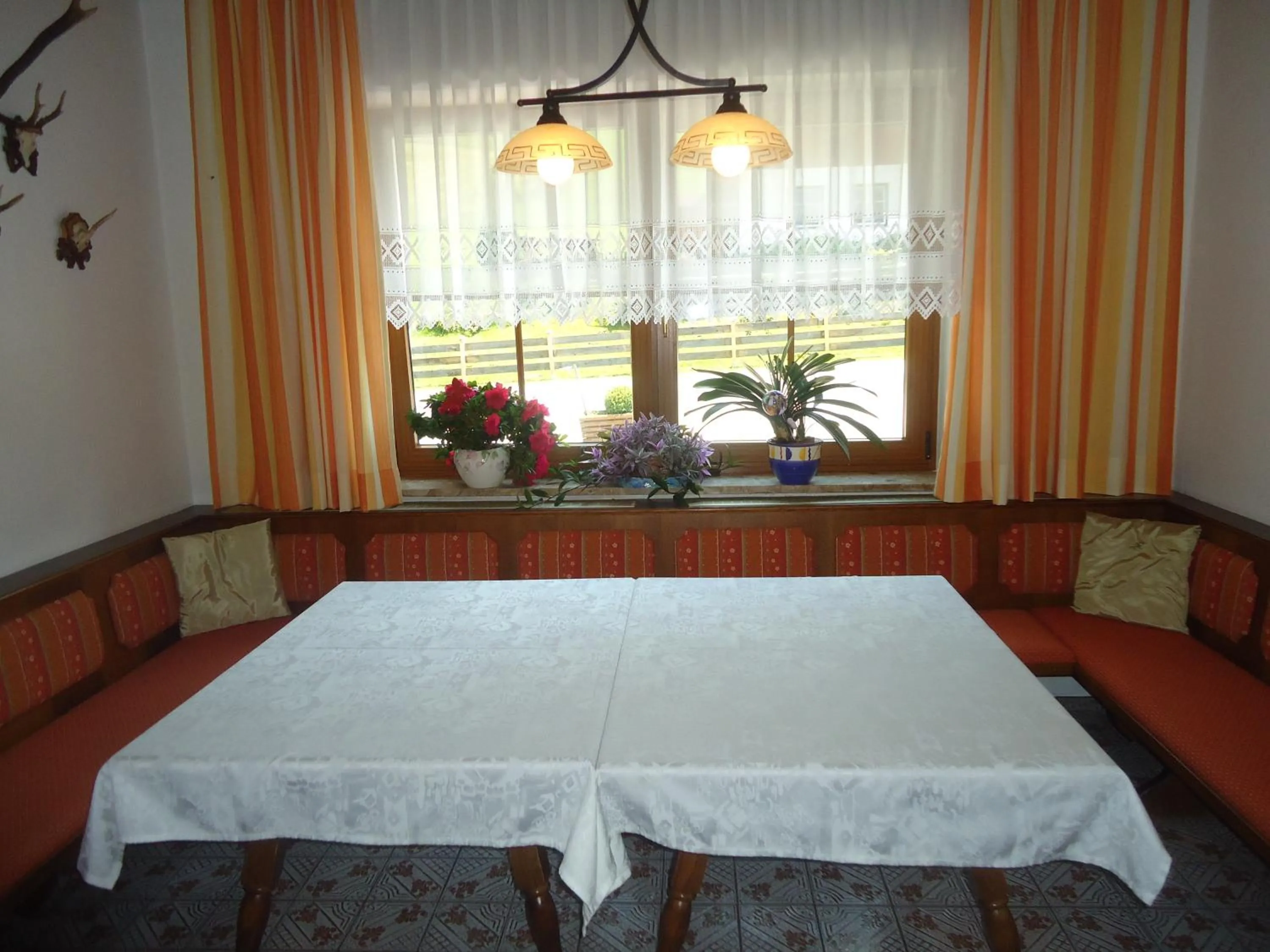 Communal lounge/ TV room, Bed in Pension Wald