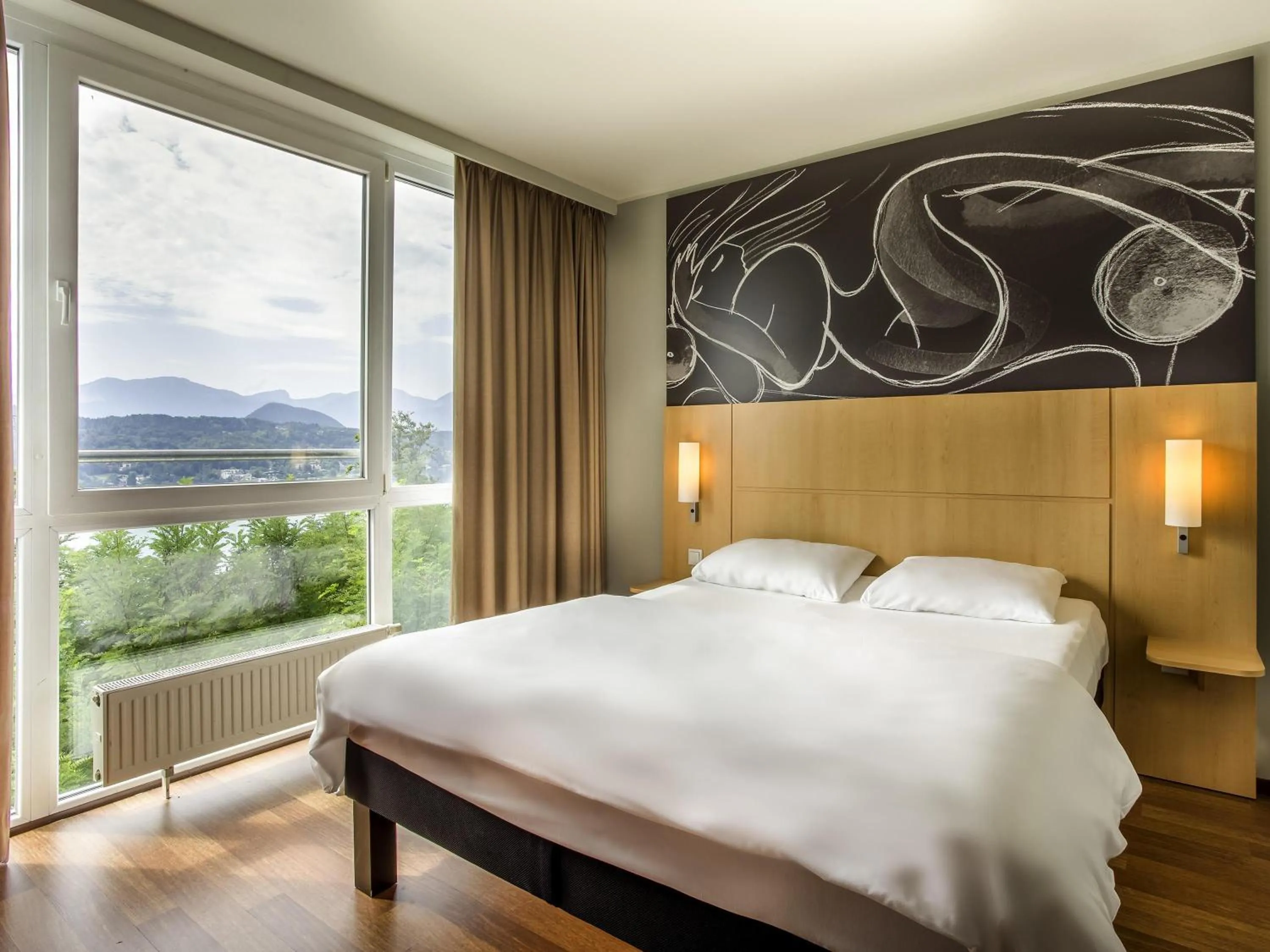 Bedroom, Bed in ibis Wörthersee