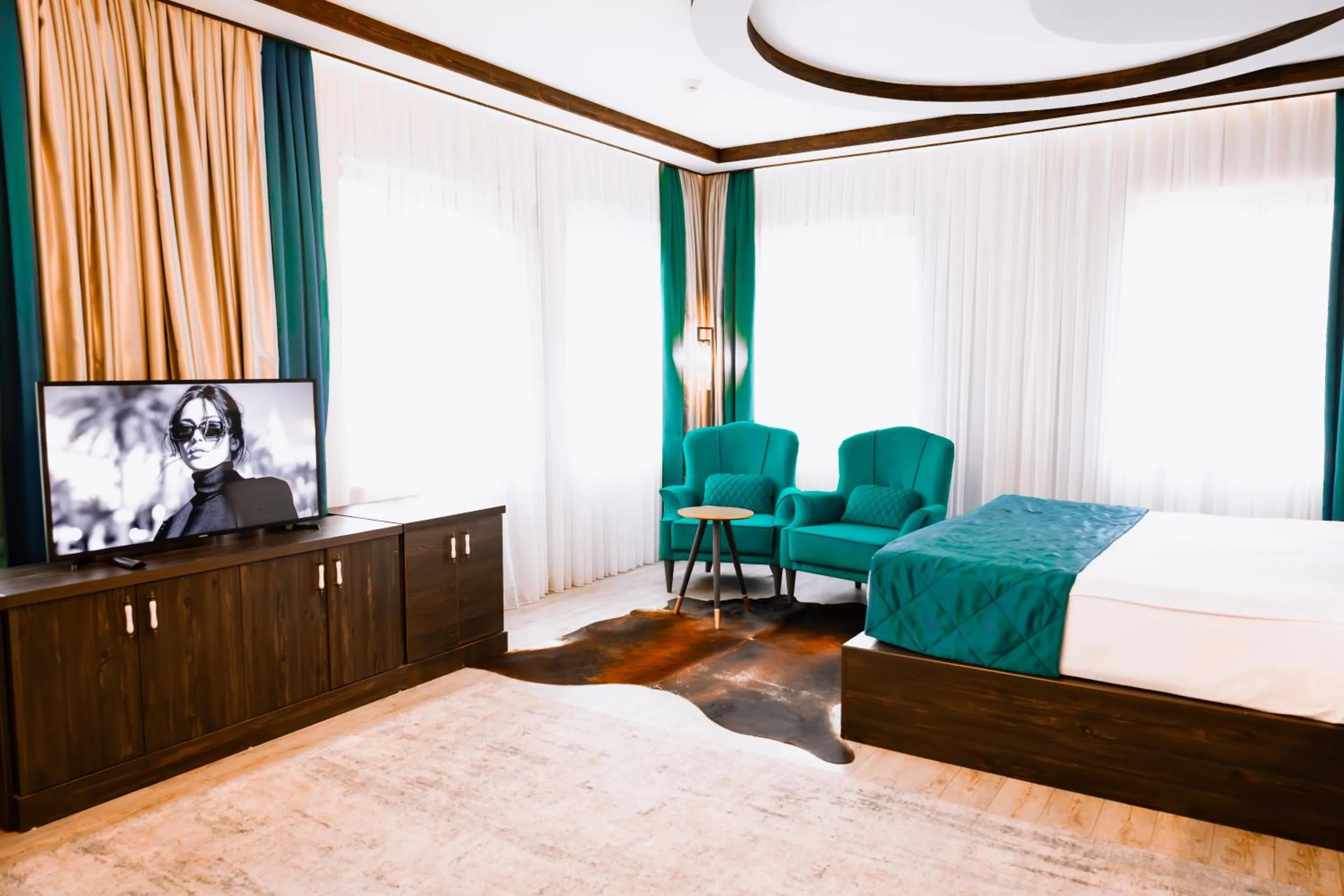 Communal lounge/ TV room, Bed in Quba Vadi Chalet Hotel