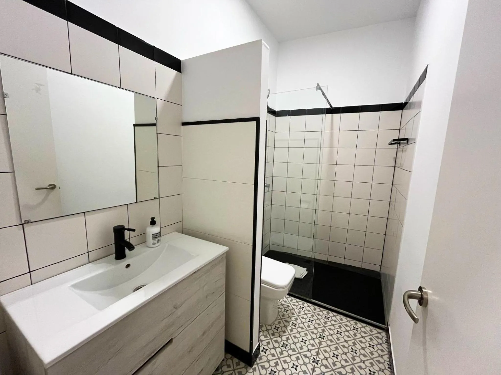 Shower in Montera Center Madrid