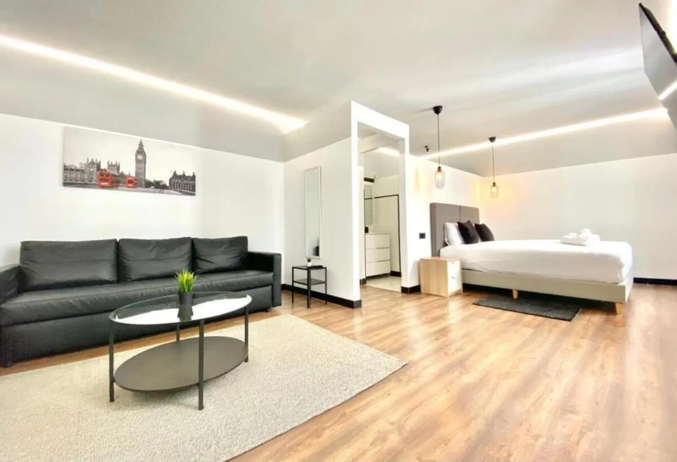 Photo of the whole room, Bed in Montera Center Madrid